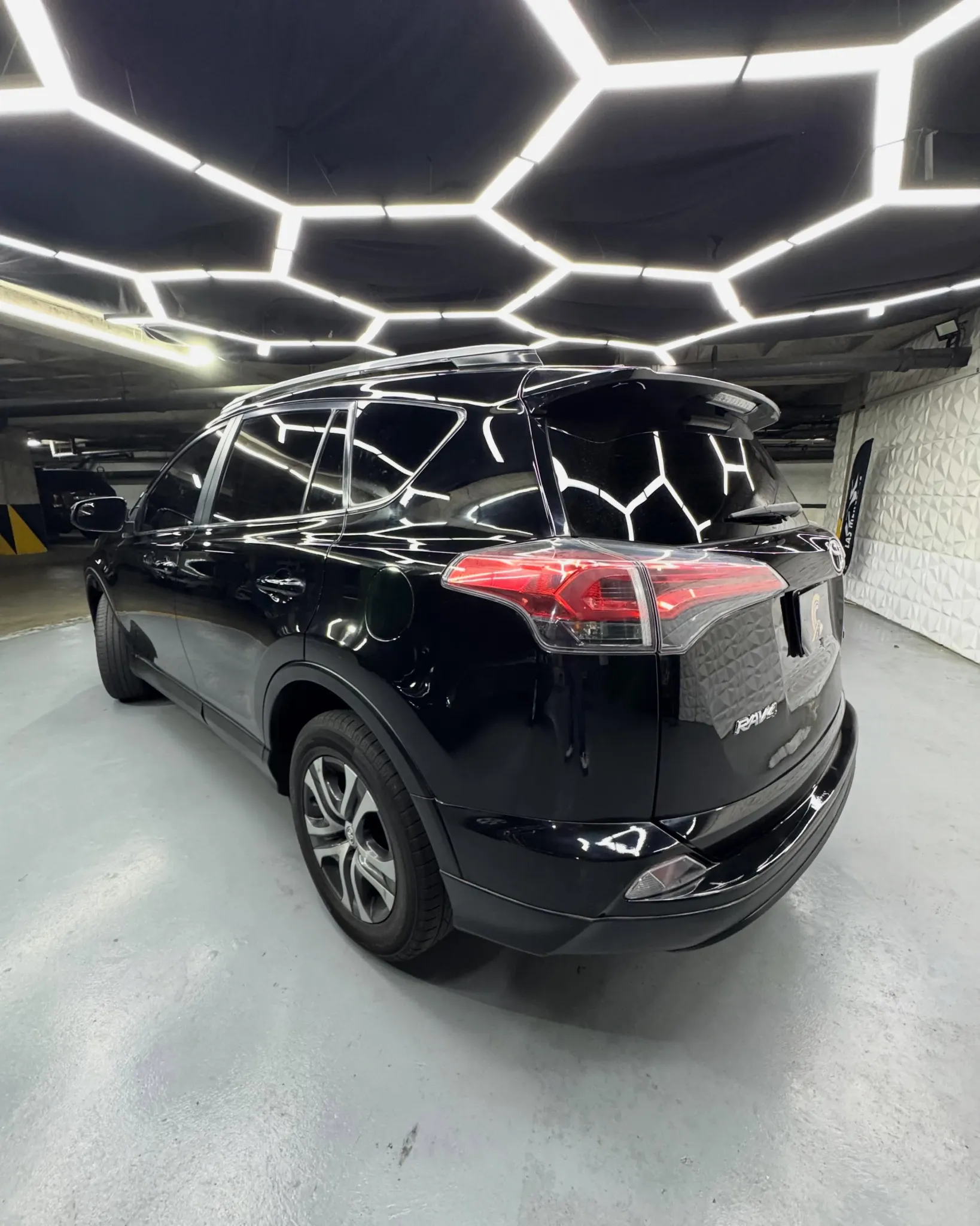 2018 Toyota RAV4 — photo 2