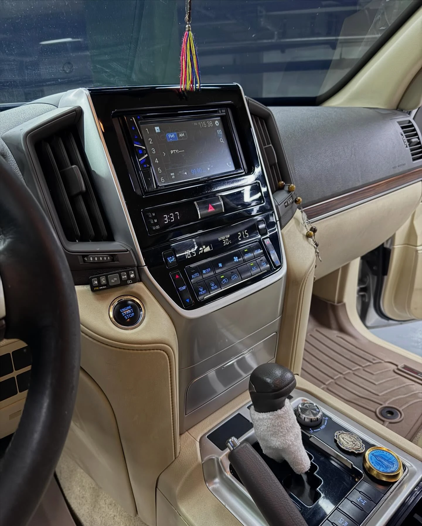 2016 Toyota Land Cruiser 200 GXR — photo 11