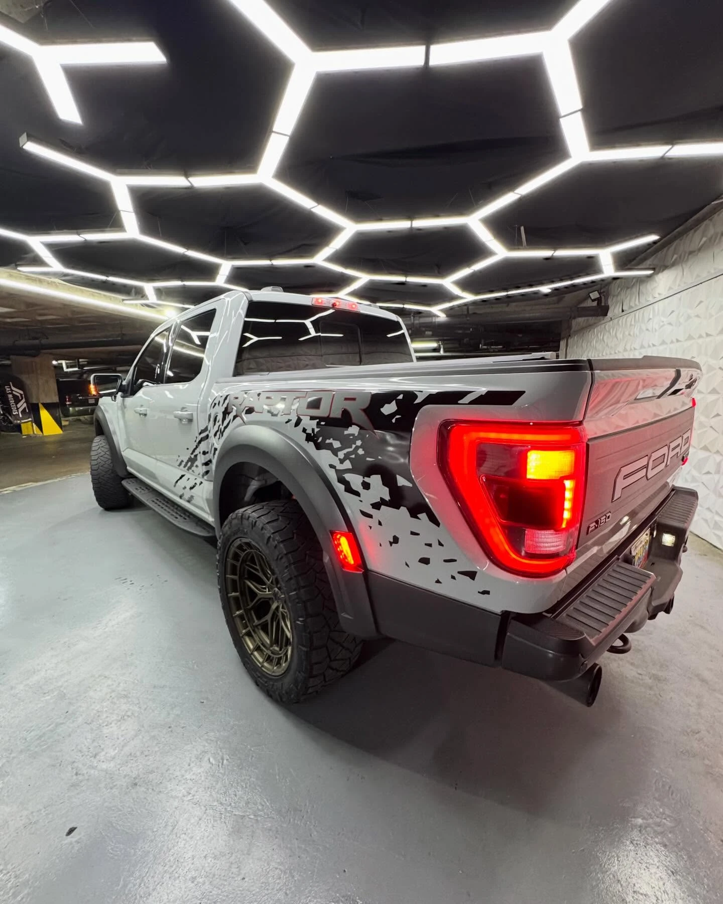 2023 Ford F-150 Raptor — photo 2