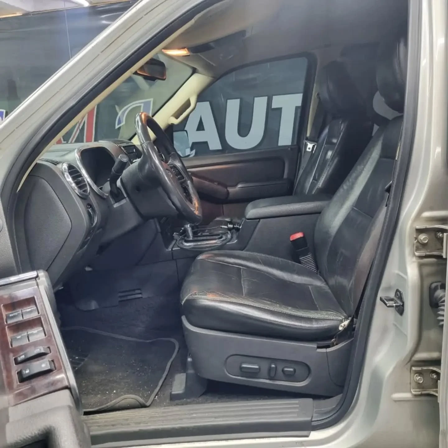 2011 Ford Explorer Eddie Bauer 2011 — photo 4
