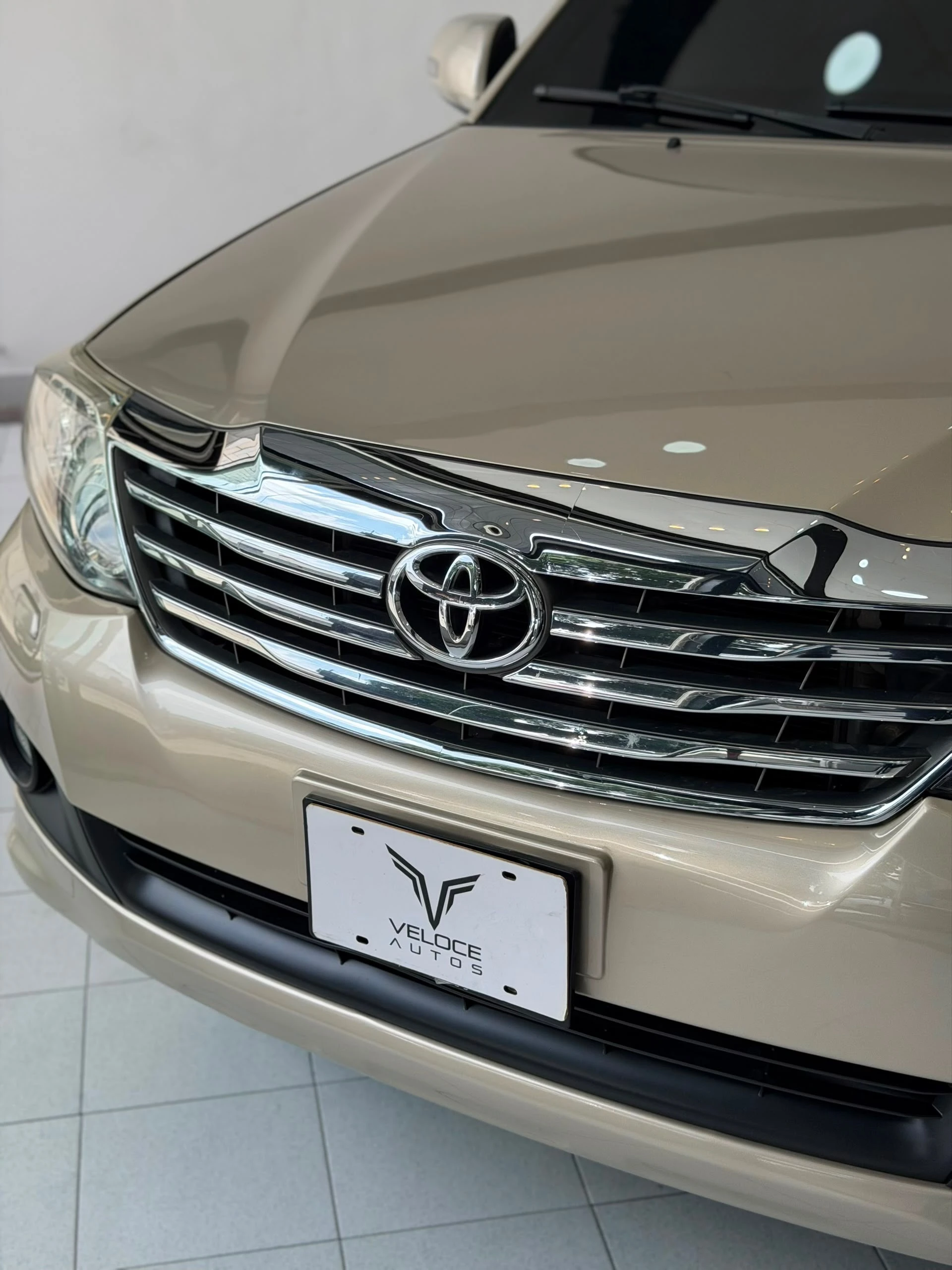 2014 Toyota Fortuner SR — photo 3