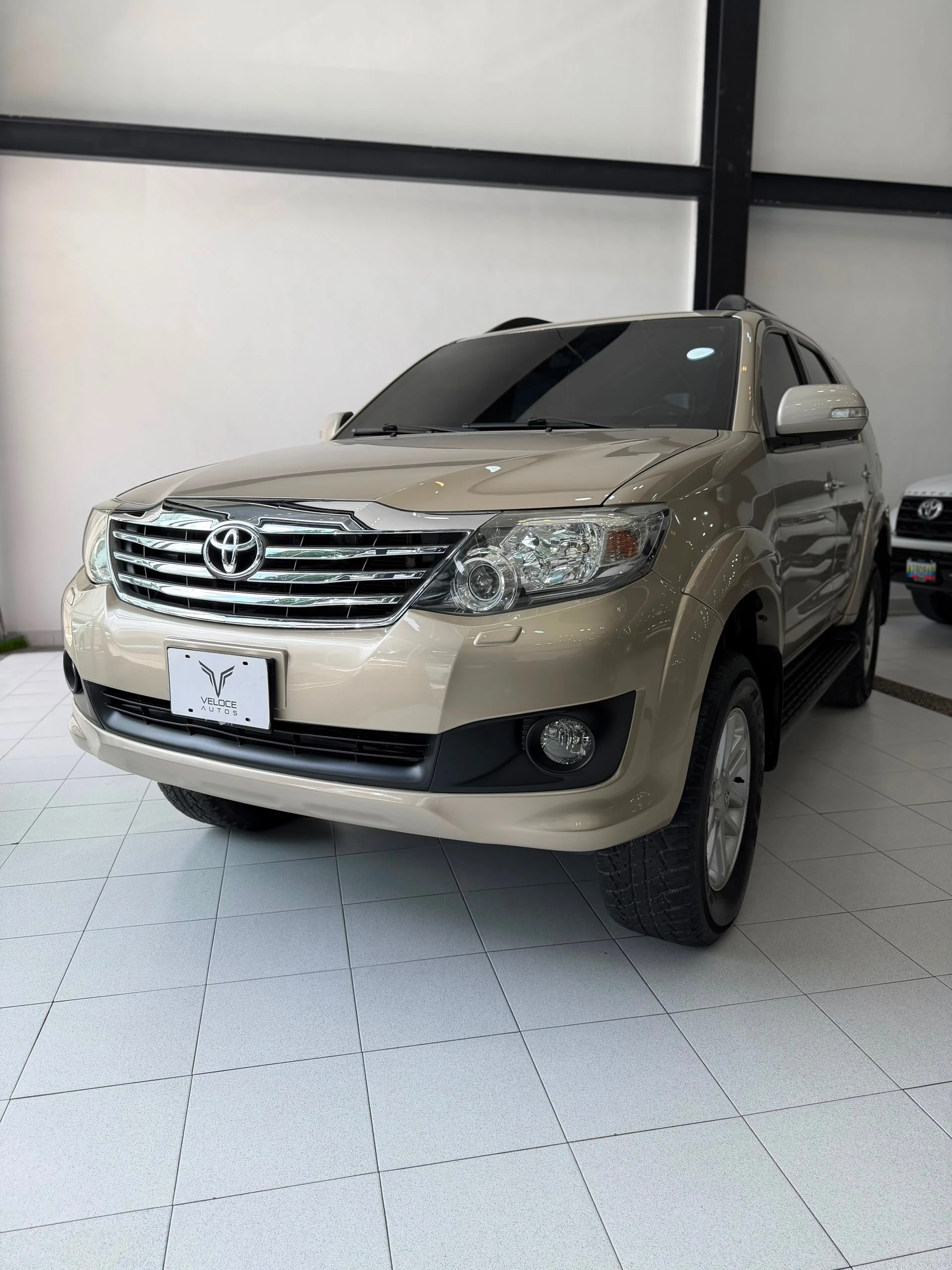 2014 Toyota Fortuner SR — photo 5