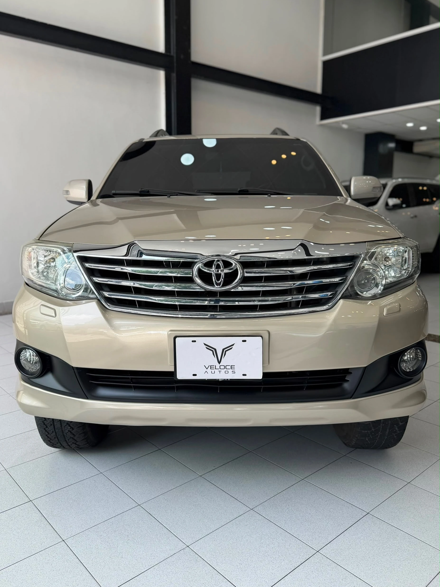 2014 Toyota Fortuner SR — photo 6