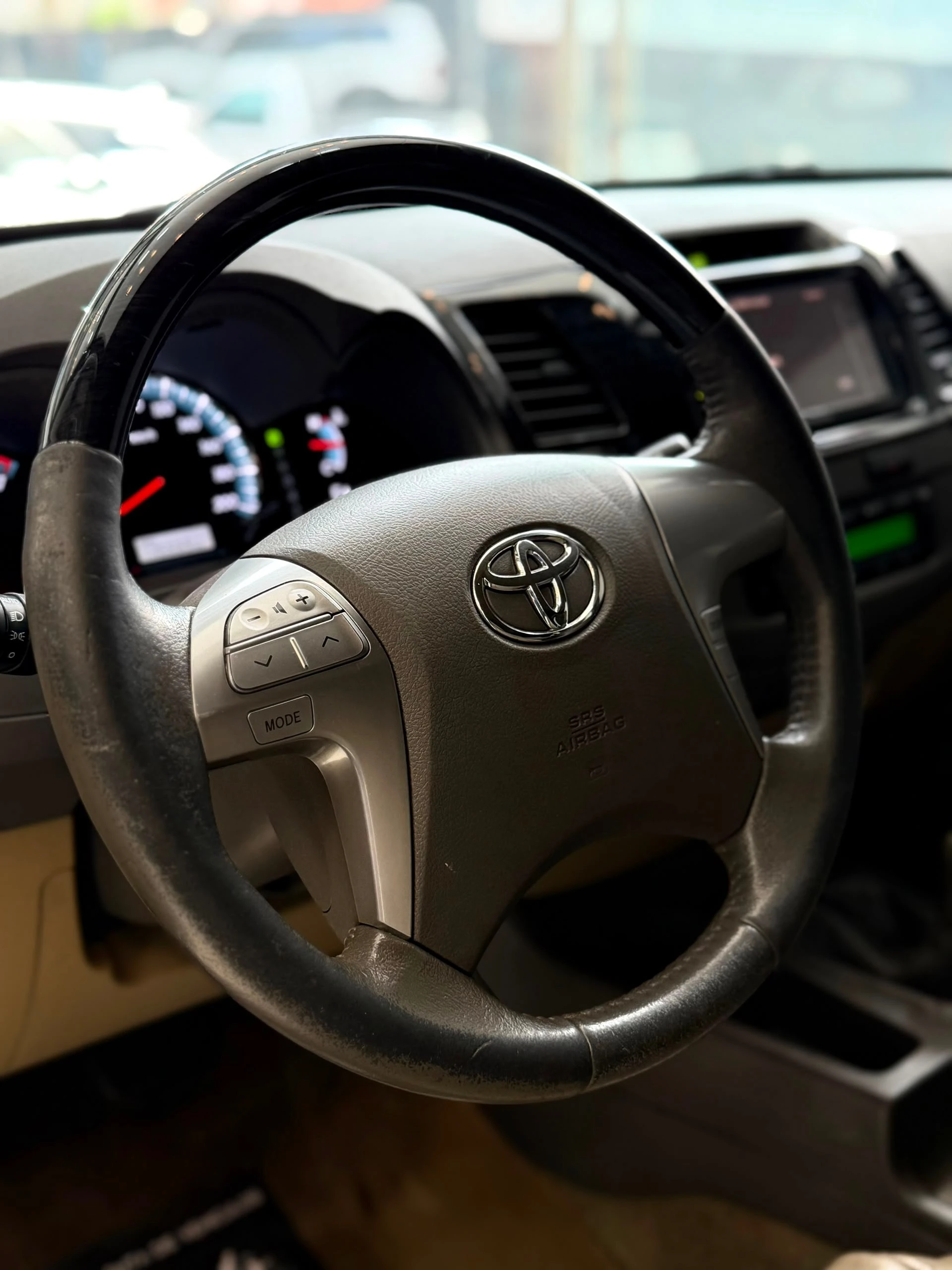 2014 Toyota Fortuner SR — photo 8