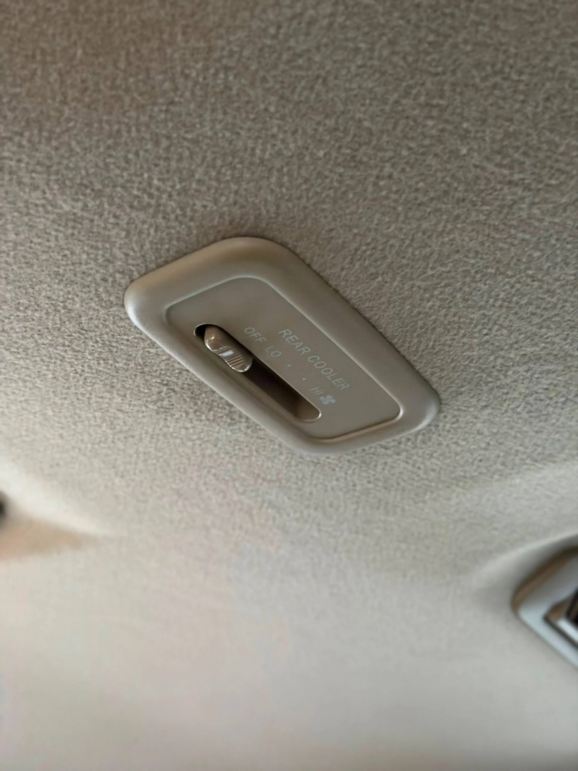2014 Toyota Fortuner SR — photo 11