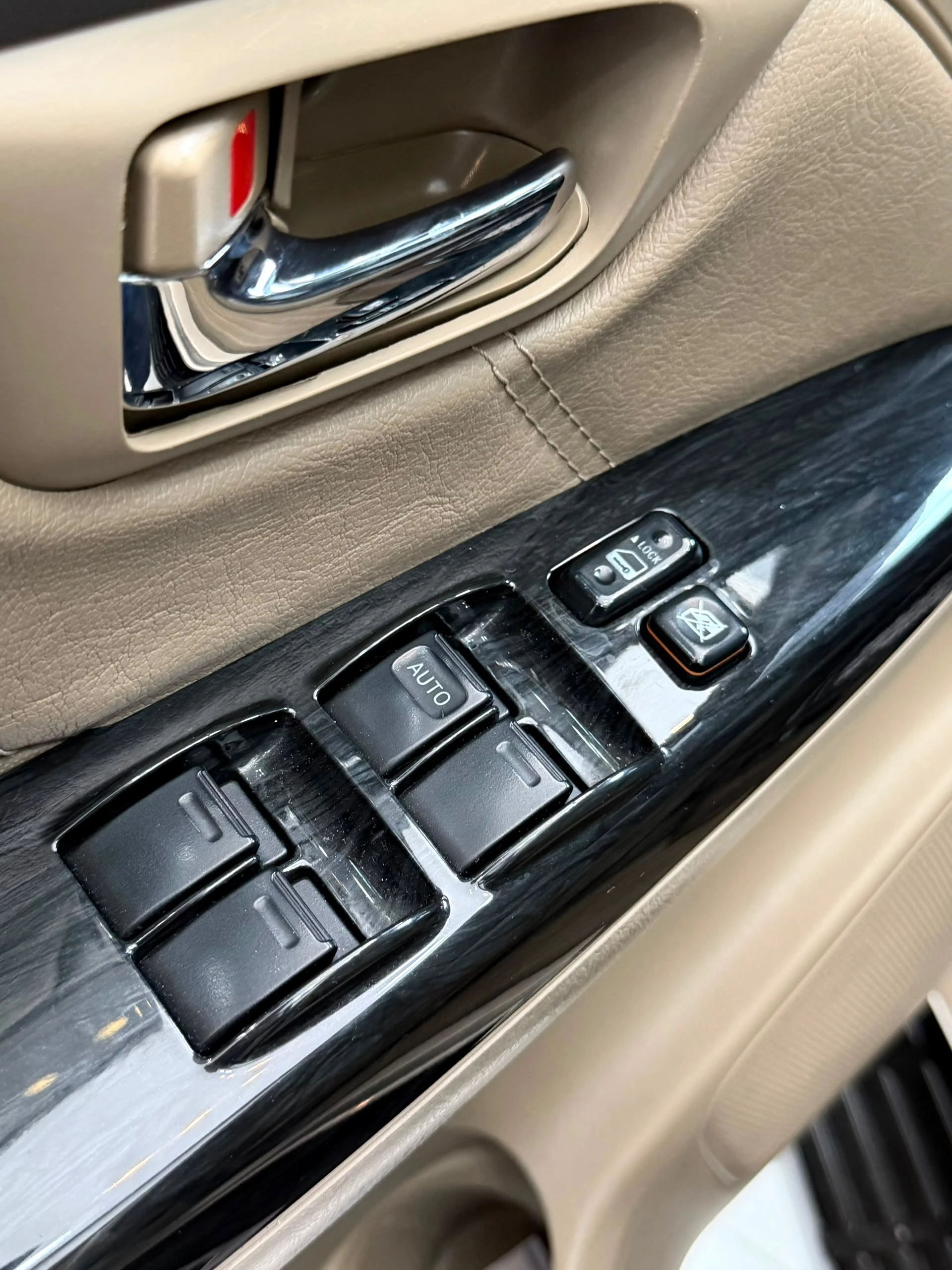 2014 Toyota Fortuner SR — photo 14