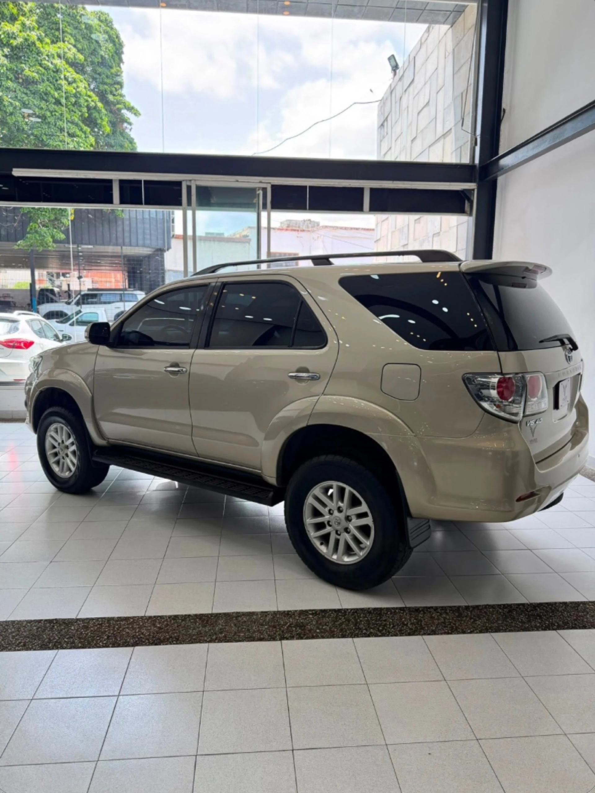 2014 Toyota Fortuner SR — photo 15