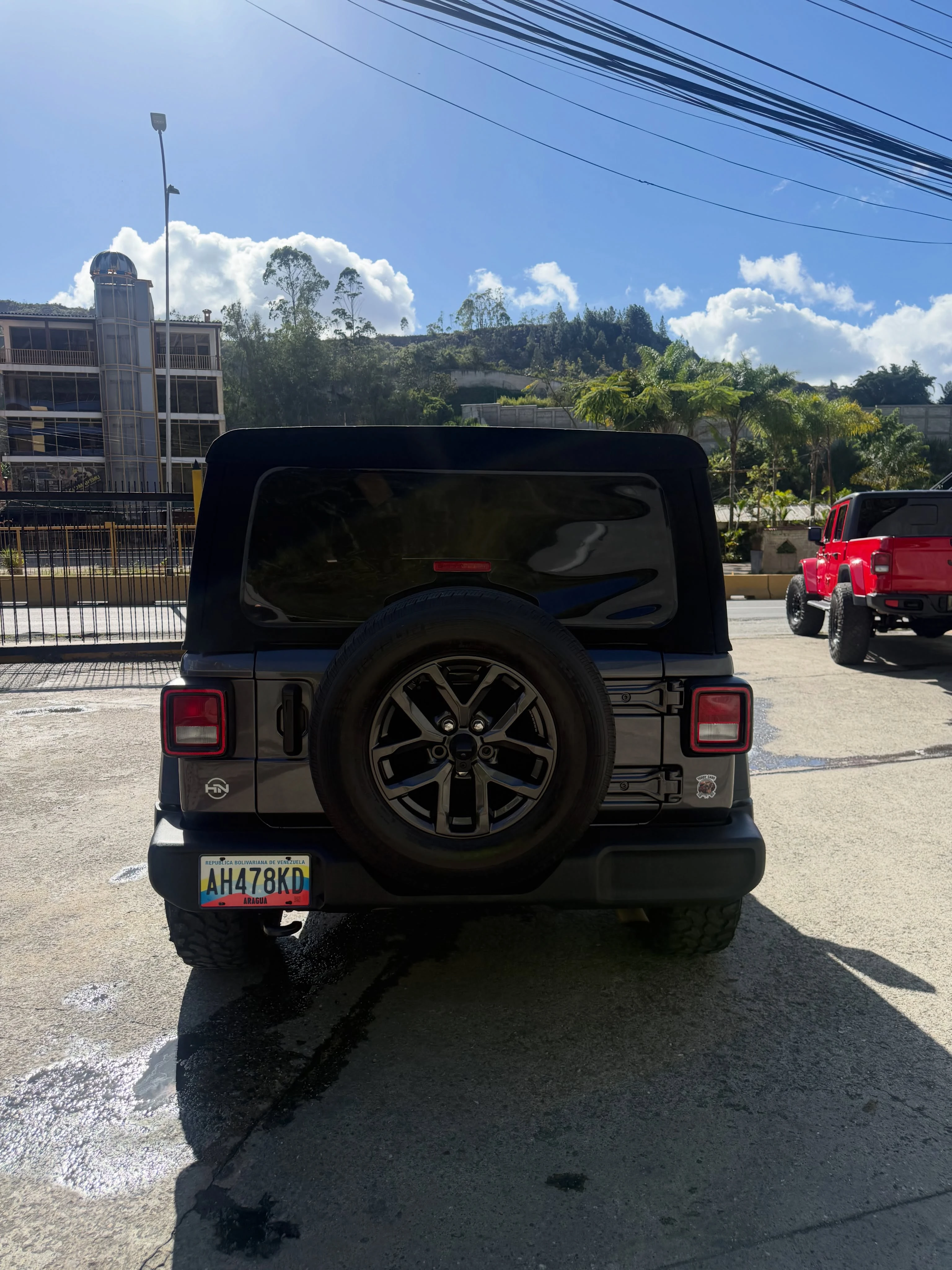 2023 Jeep Wrangler Sport — photo 3