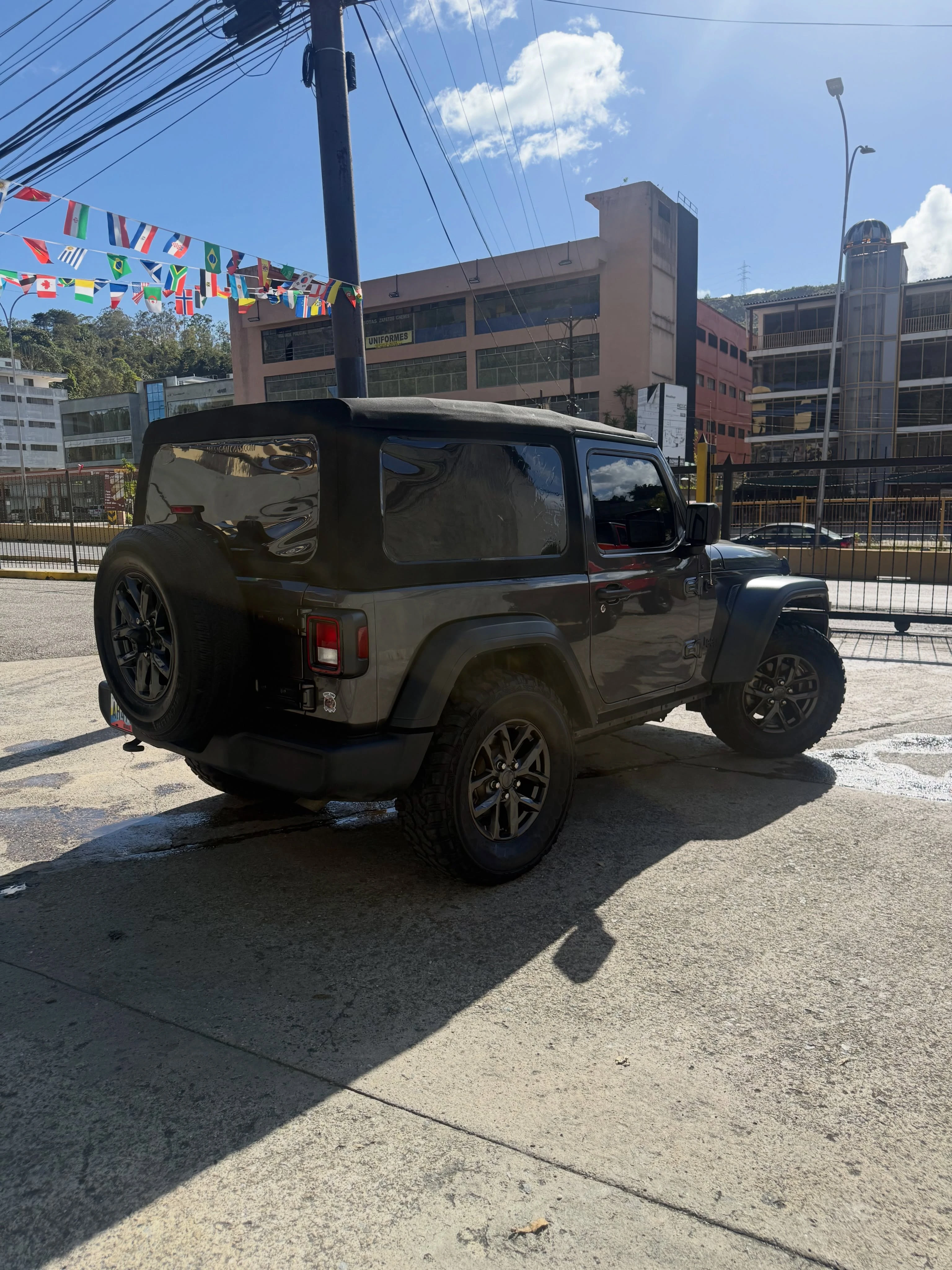 2023 Jeep Wrangler Sport — photo 5