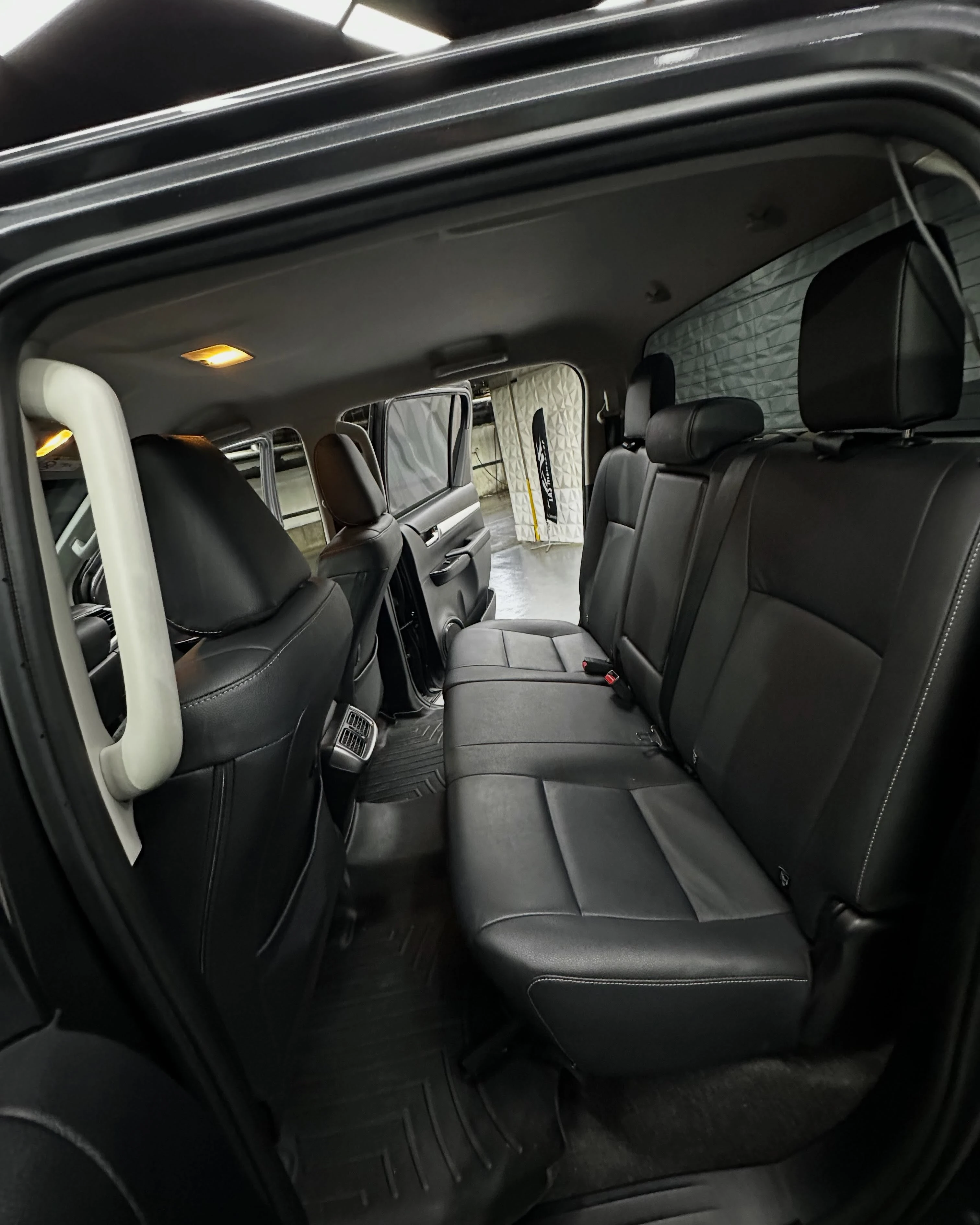 2025 Toyota Hilux SRX — photo 8