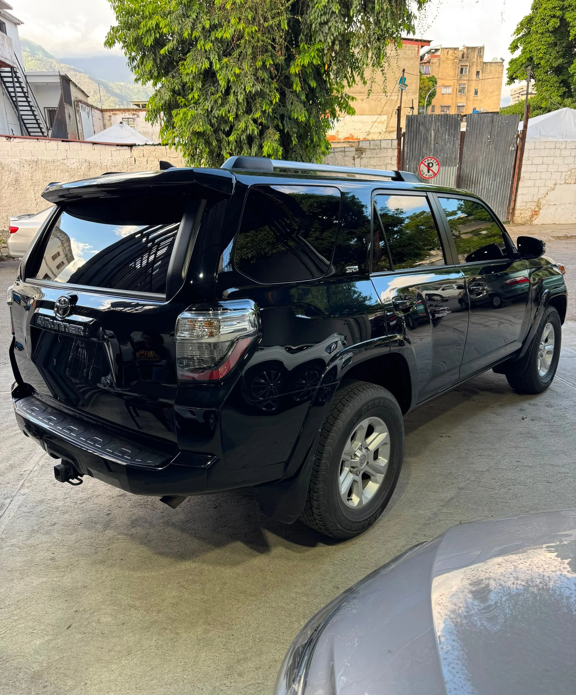 2022 Toyota 4Runner Sr5 — photo 2