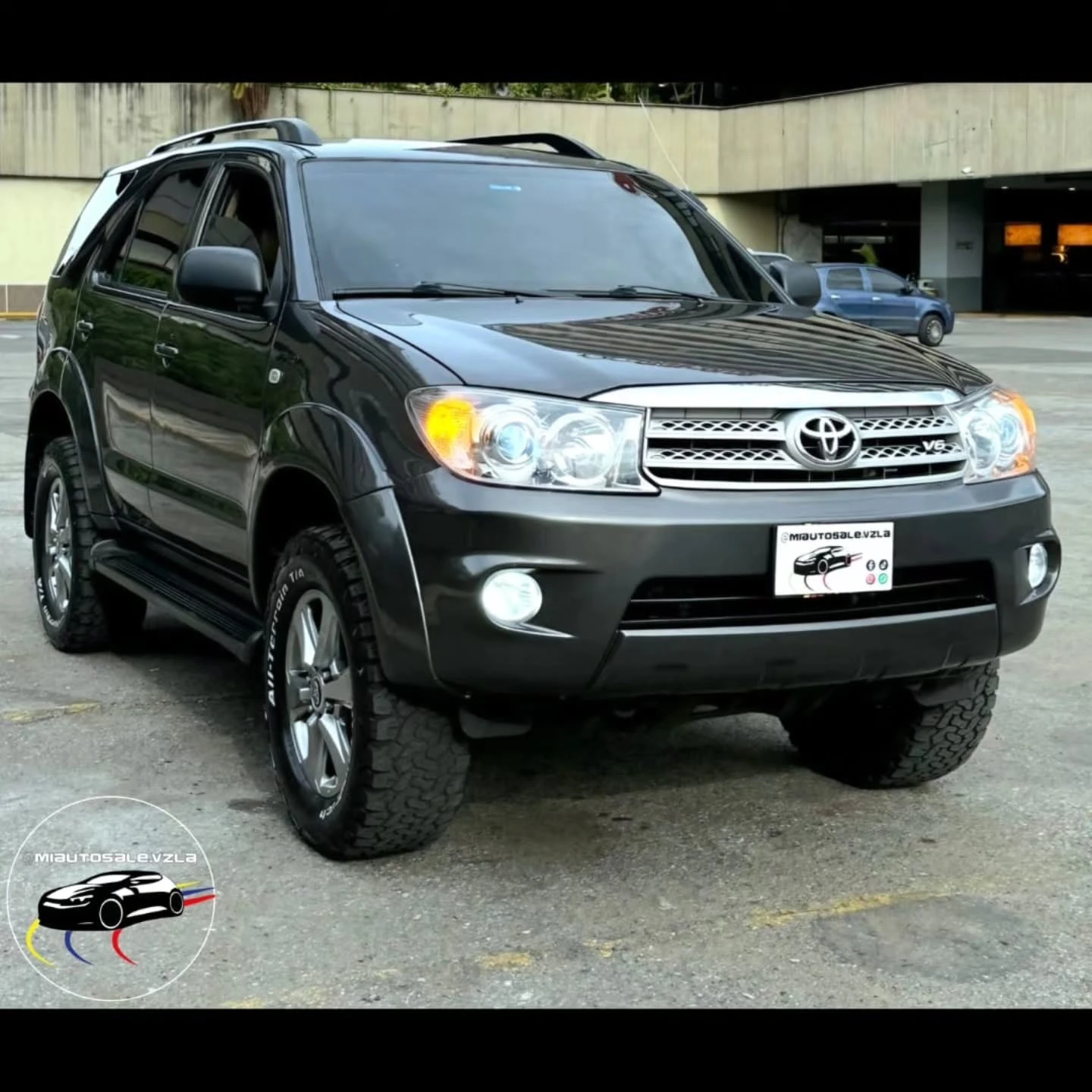 2012 Toyota Fortuner SR — photo 2