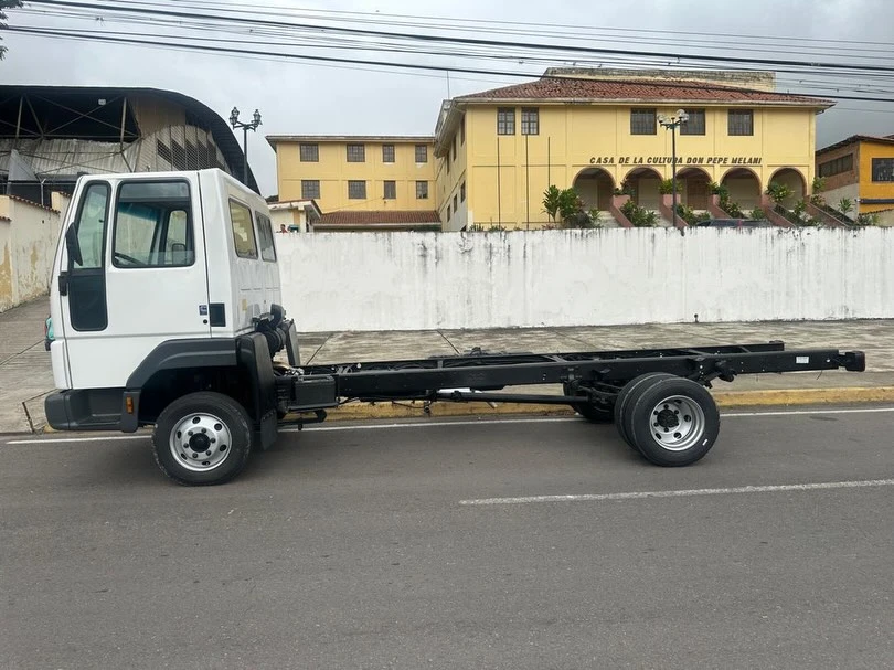 2014 Ford Cargo 815 — foto 2