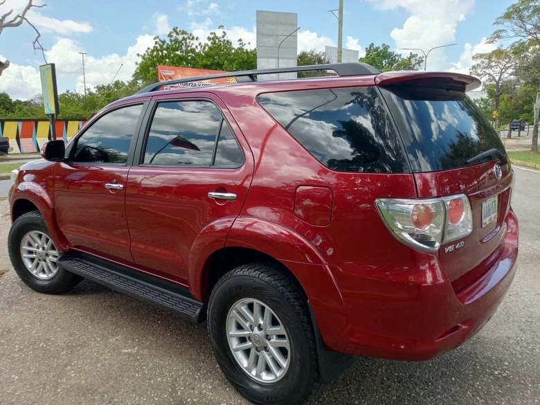 2012 Toyota Fortuner — foto 2