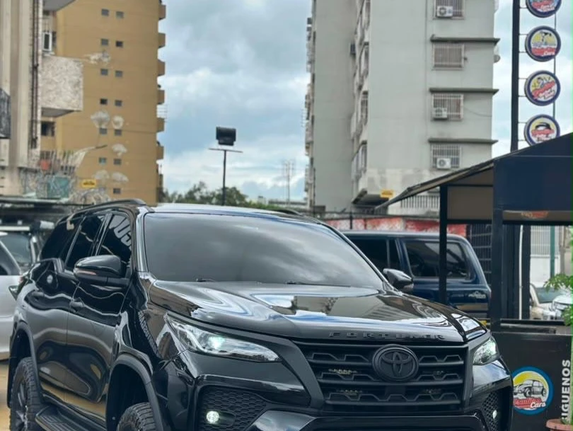 2021 Toyota Fortuner DUBAI BLACK EDITION S — foto 2