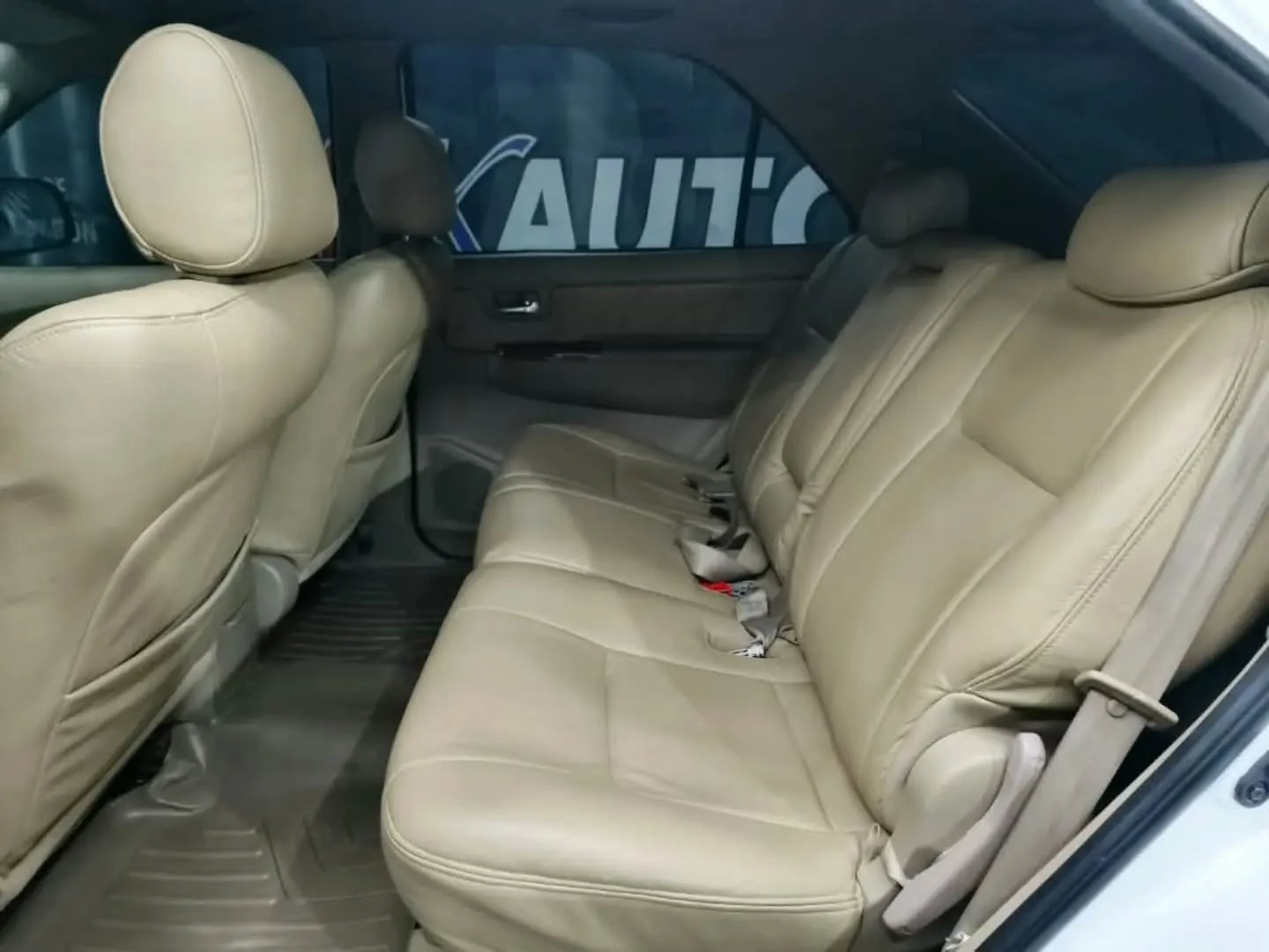 2011 Toyota Fortuner — foto 7