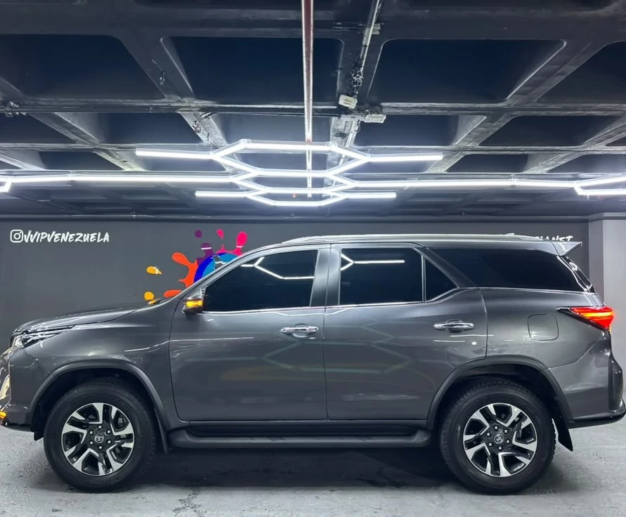 2025 Toyota Fortuner V6 — foto 3