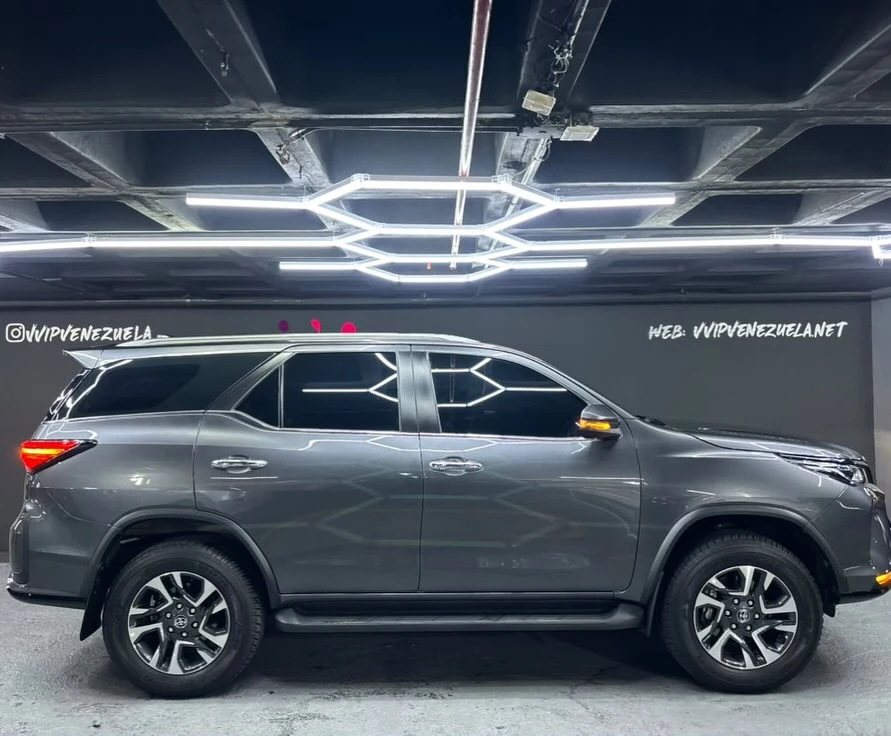 2025 Toyota Fortuner V6 — foto 4