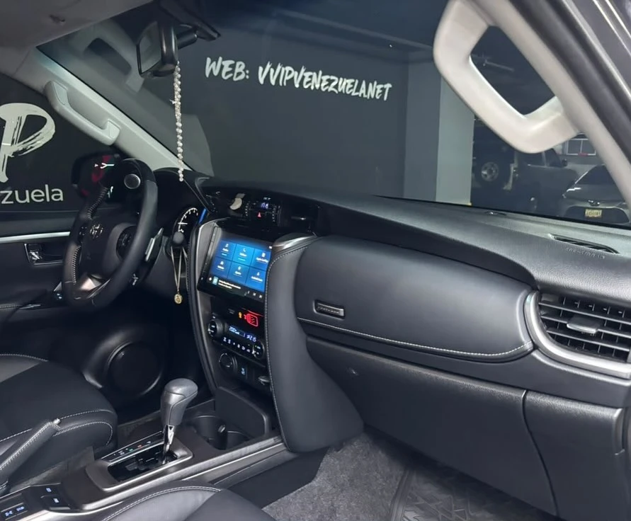 2025 Toyota Fortuner V6 — foto 9
