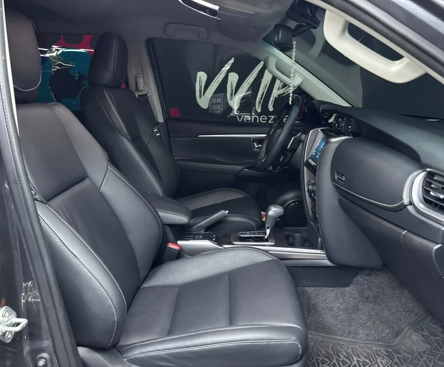 2025 Toyota Fortuner V6 — foto 12