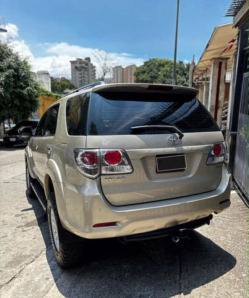 2013 Toyota Fortuner SR — foto 2