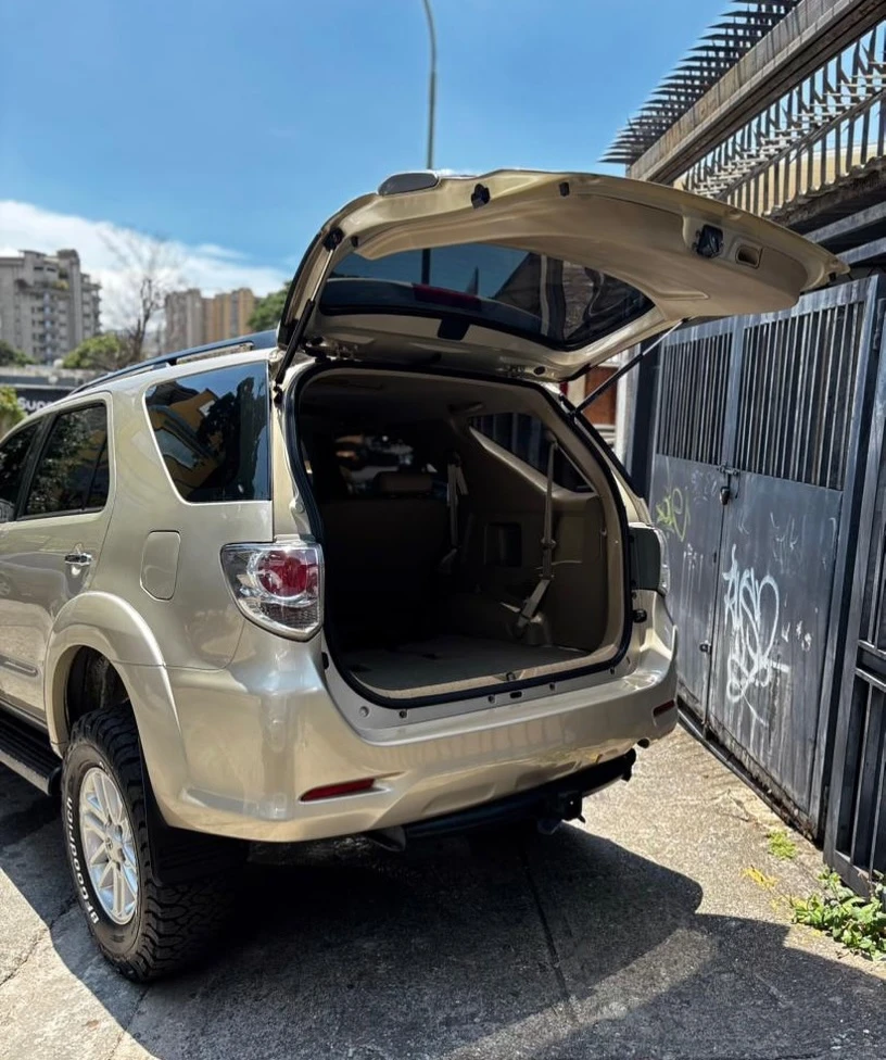 2013 Toyota Fortuner SR — foto 7