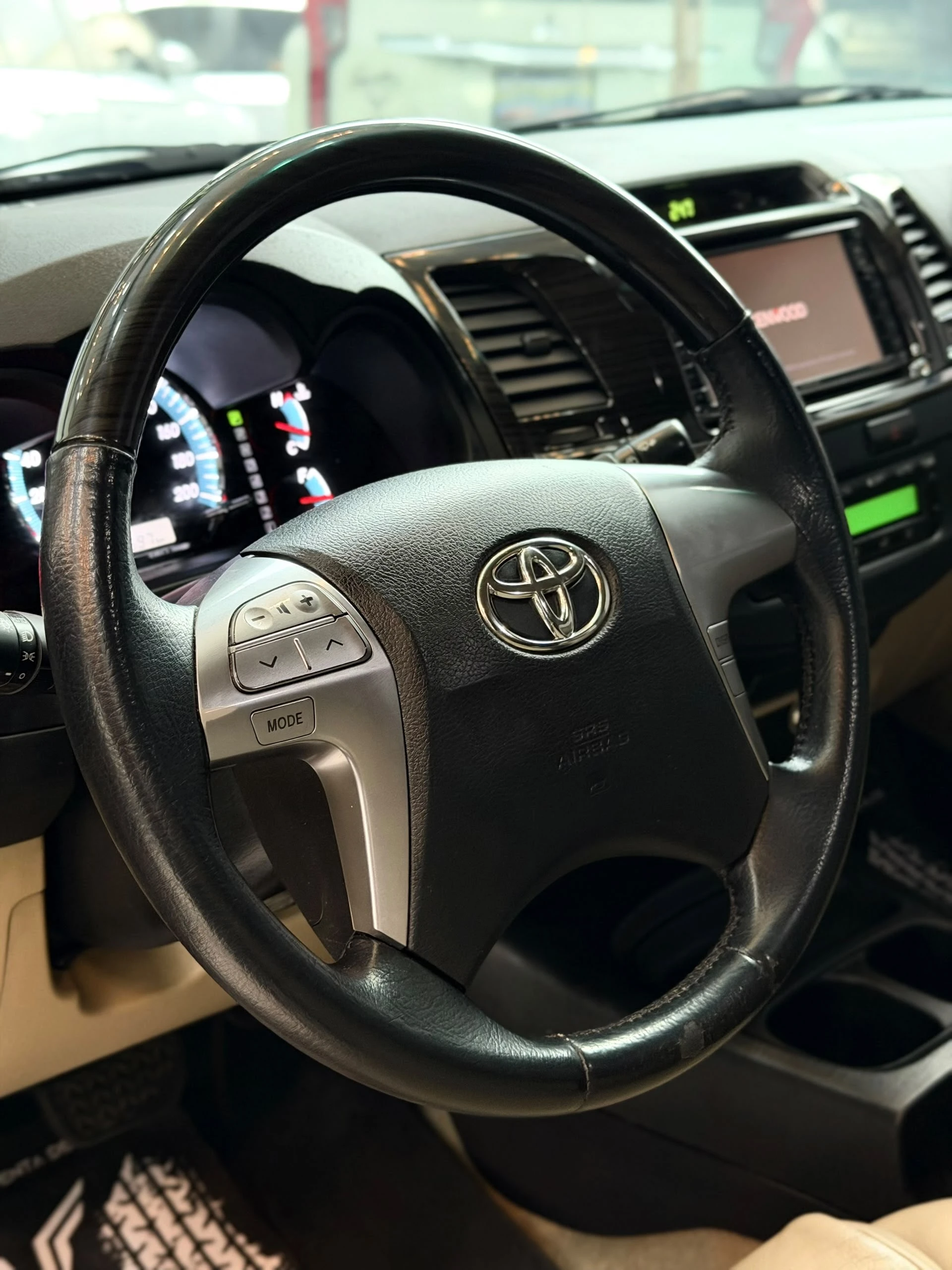 2014 Toyota Fortuner SR — foto 4