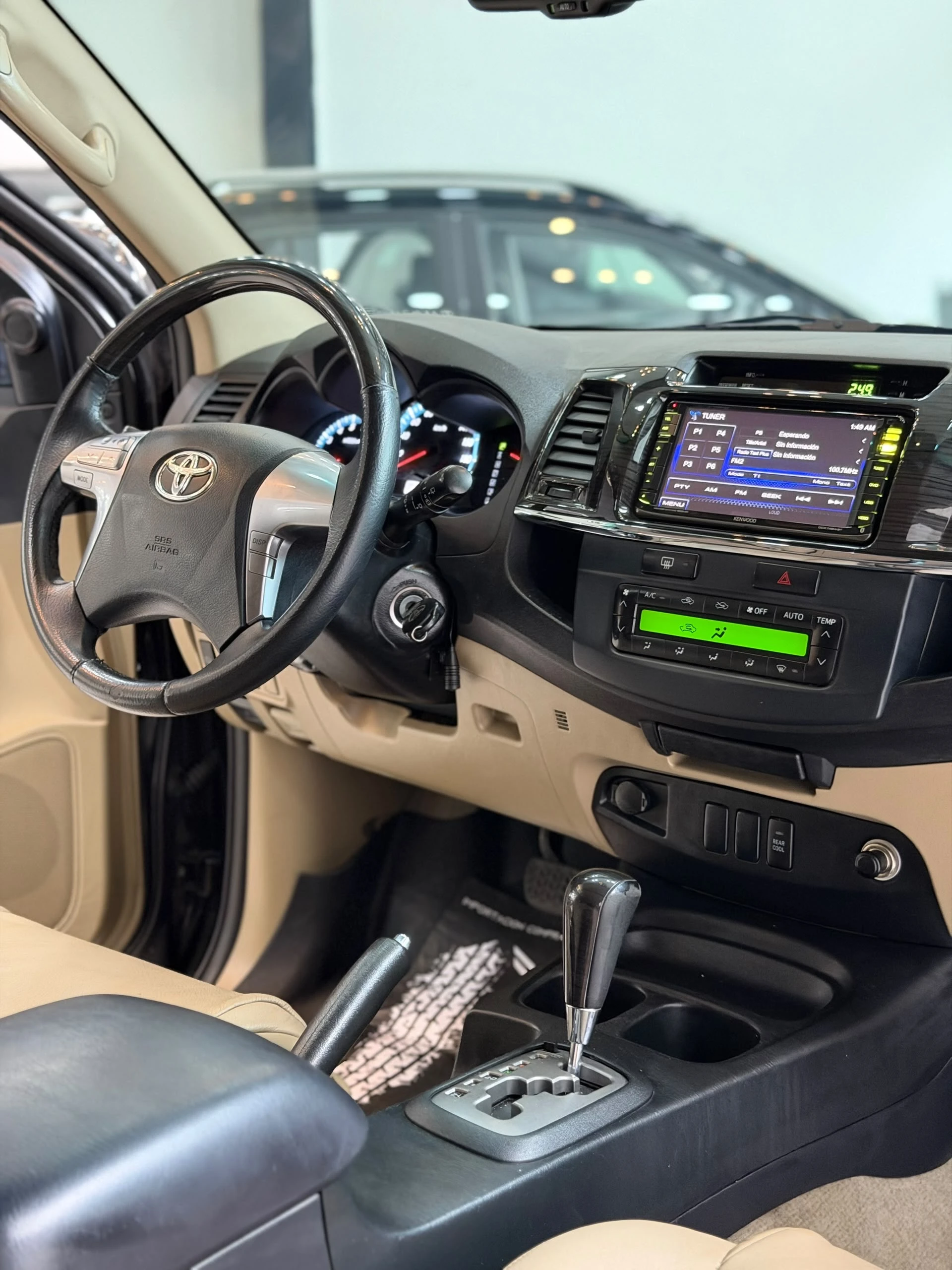 2014 Toyota Fortuner SR — foto 8