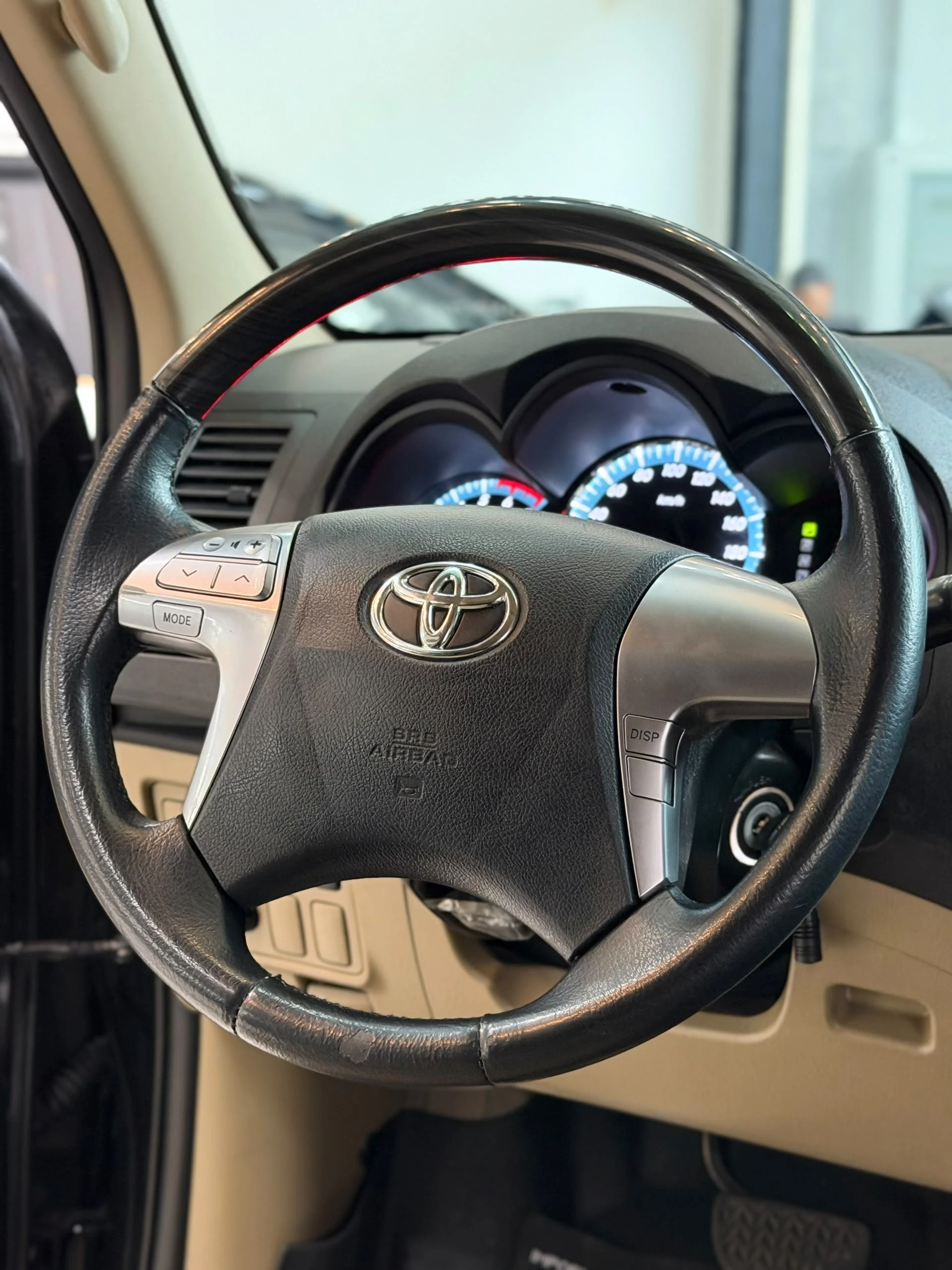 2014 Toyota Fortuner SR — foto 10