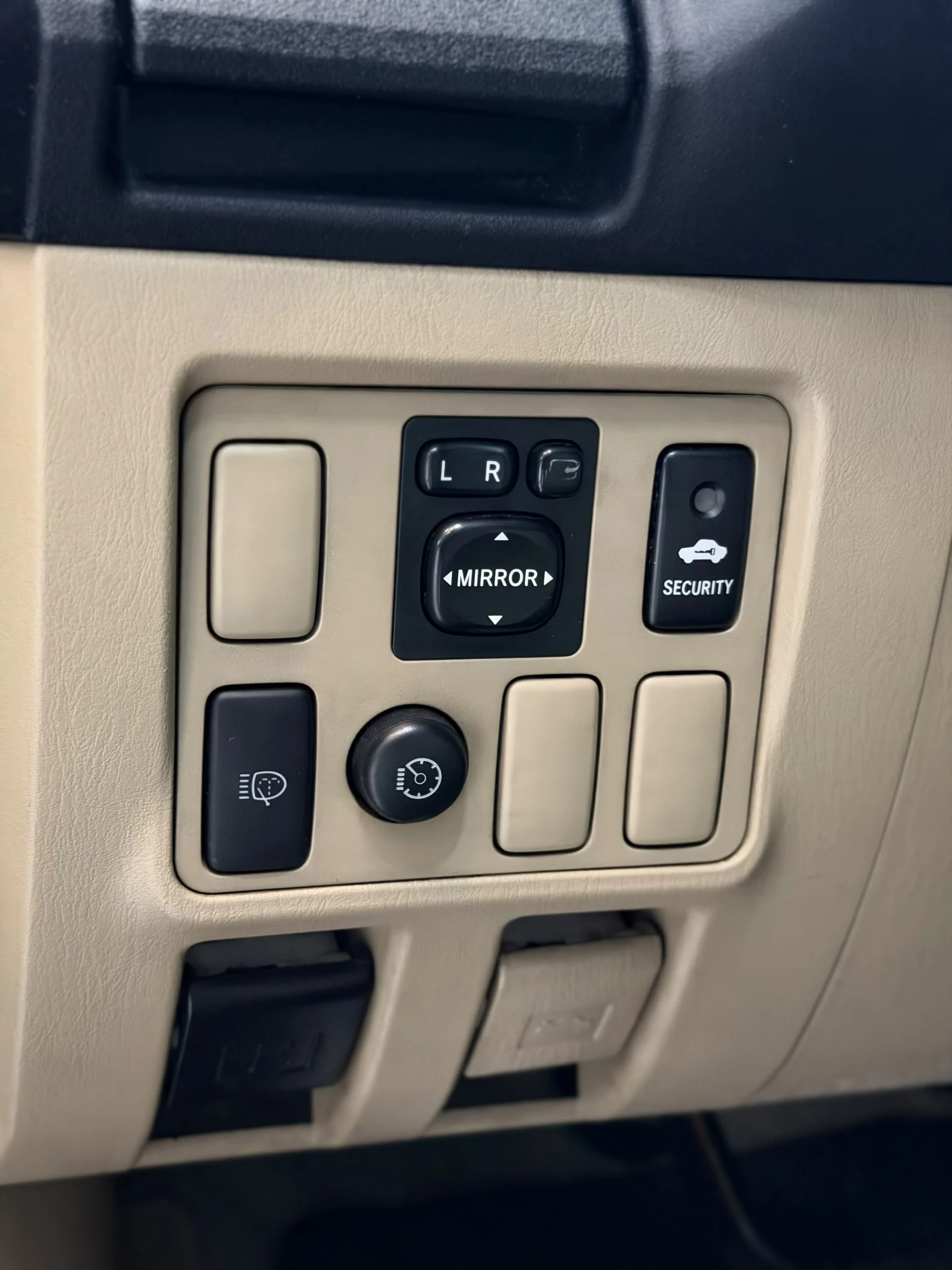 2014 Toyota Fortuner SR — foto 14