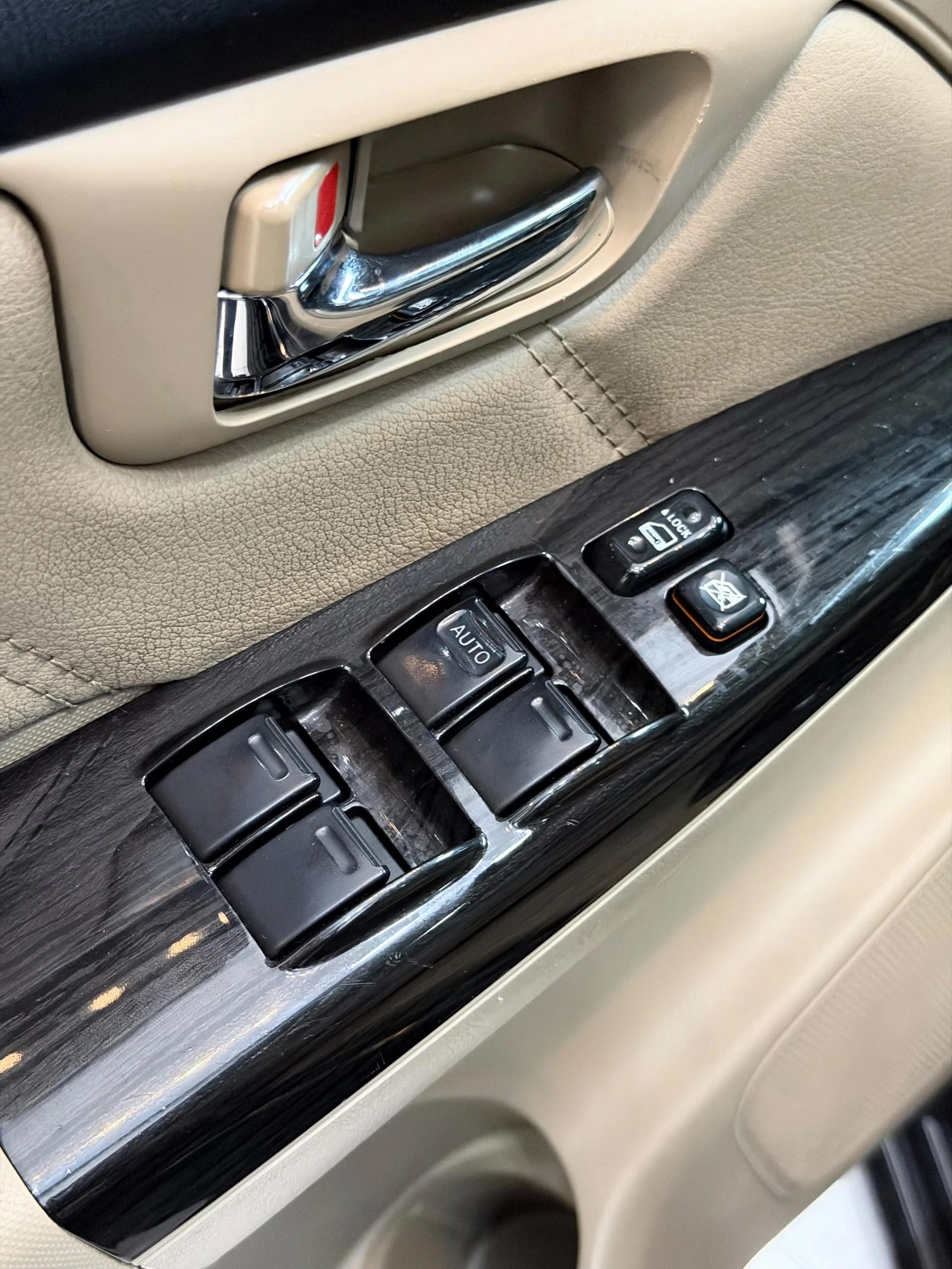 2014 Toyota Fortuner SR — foto 15