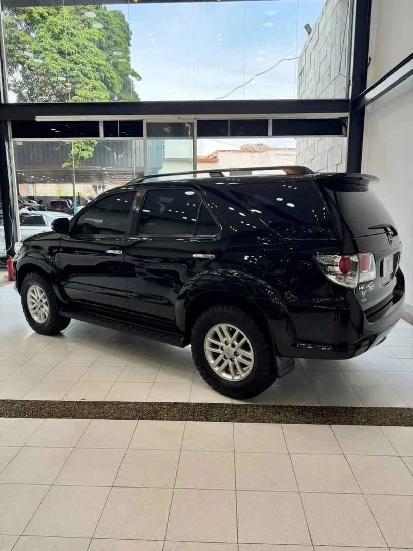 2014 Toyota Fortuner SR — foto 17