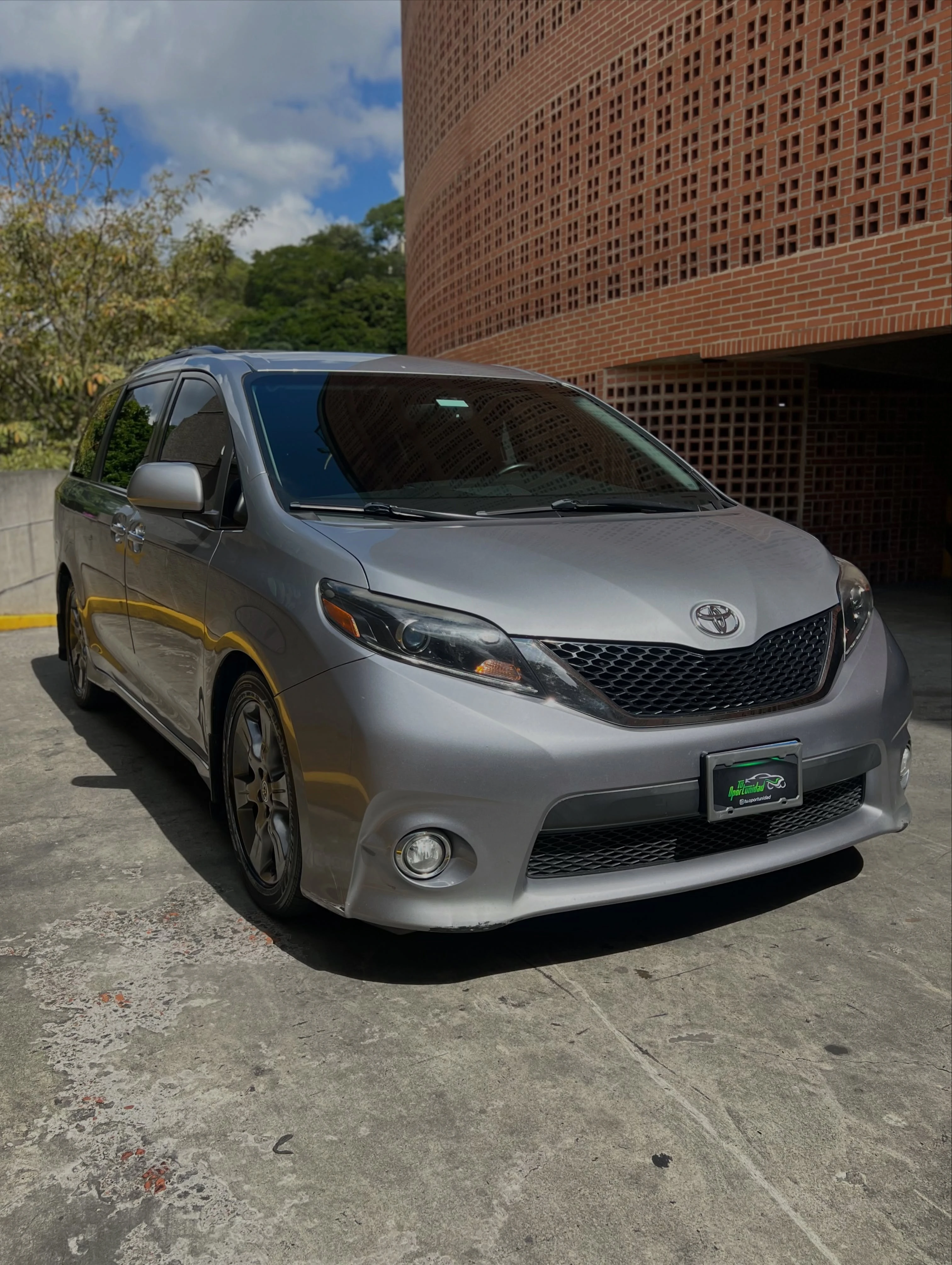 2016 Toyota Sienna SE — photo 2