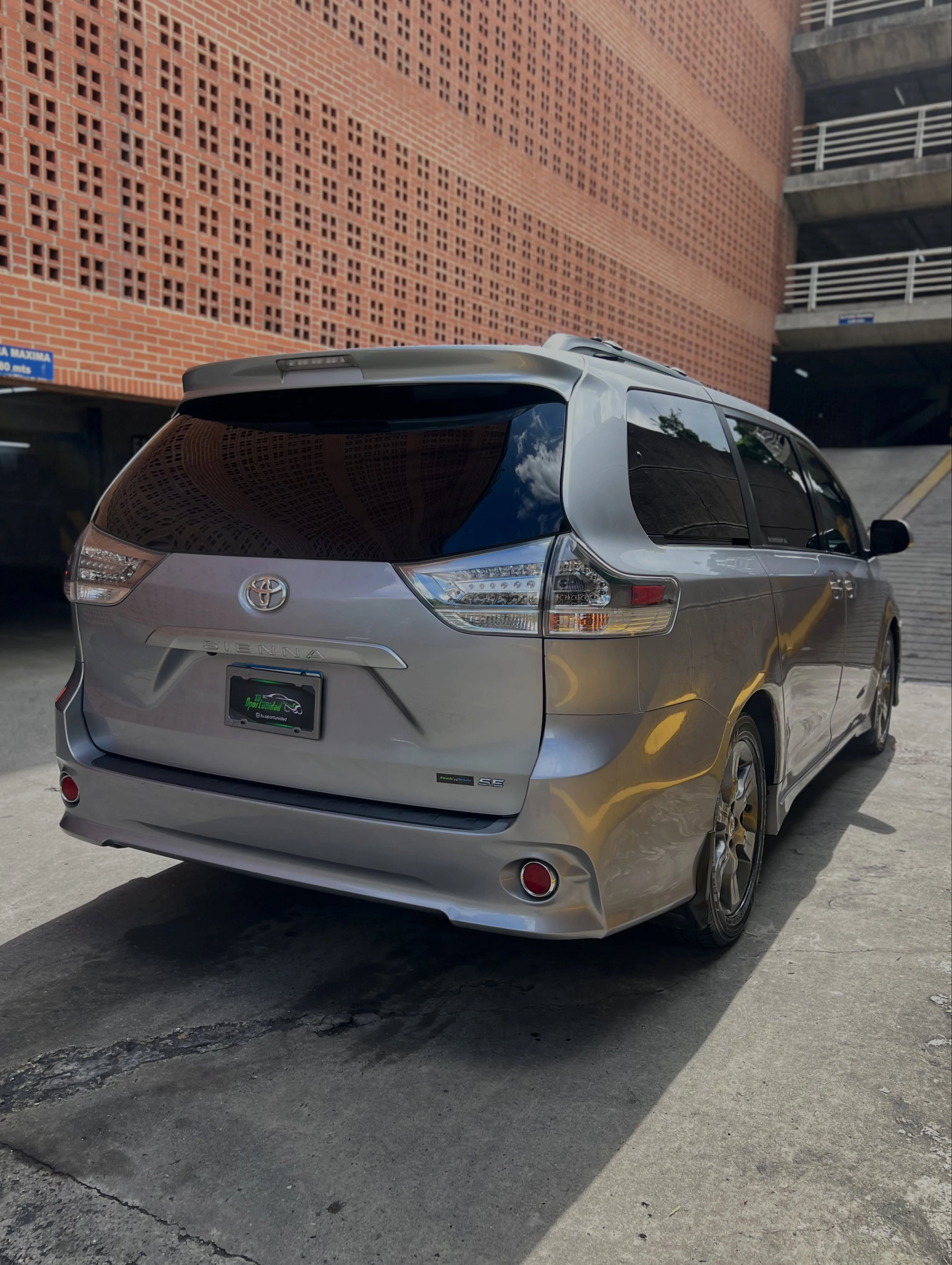2016 Toyota Sienna SE — photo 3