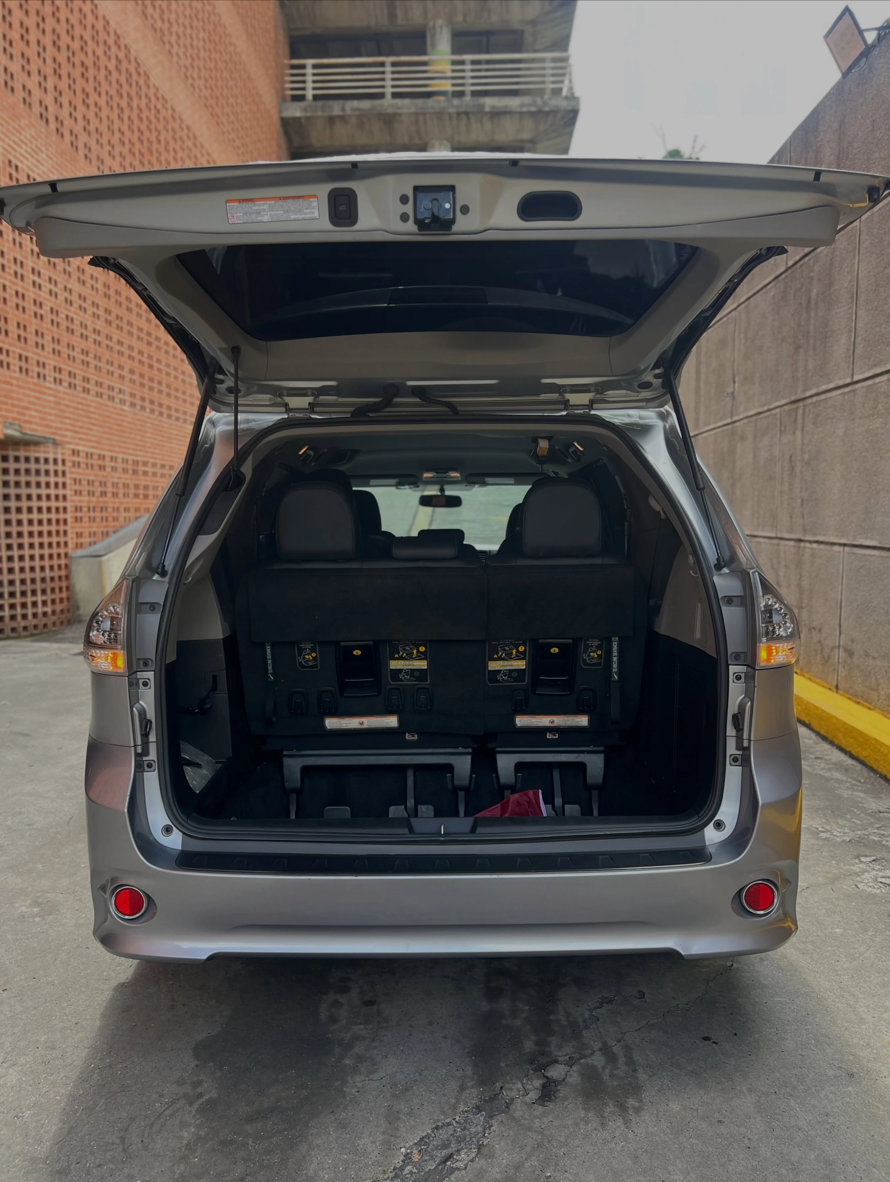 2016 Toyota Sienna SE — photo 6