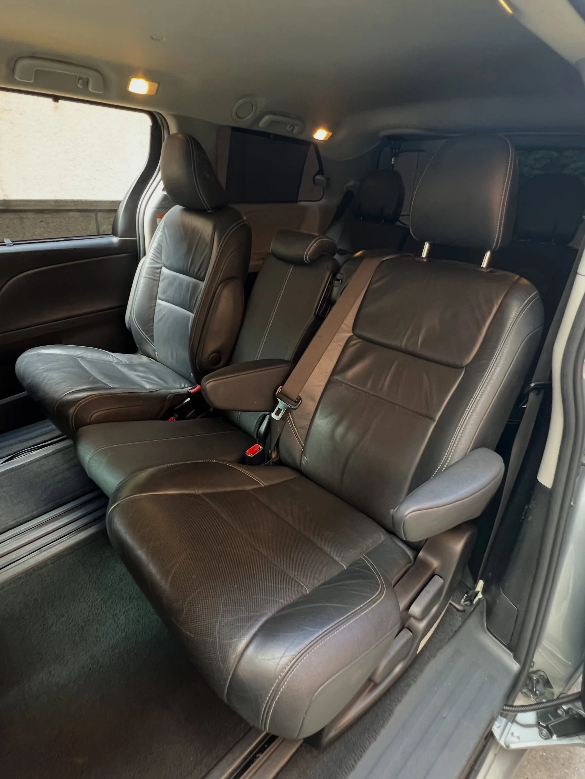2016 Toyota Sienna SE — photo 8