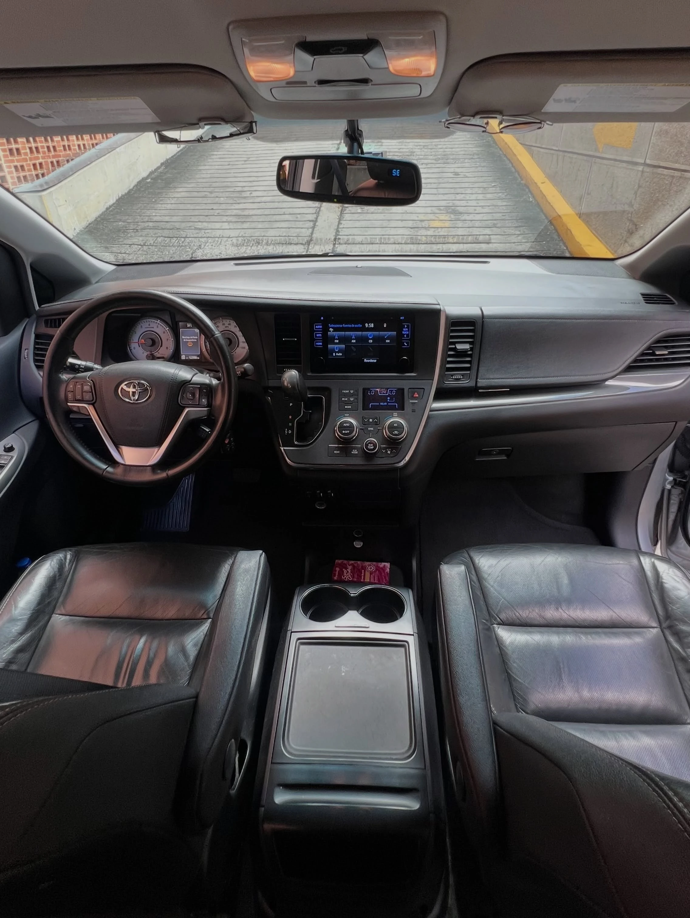 2016 Toyota Sienna SE — photo 10