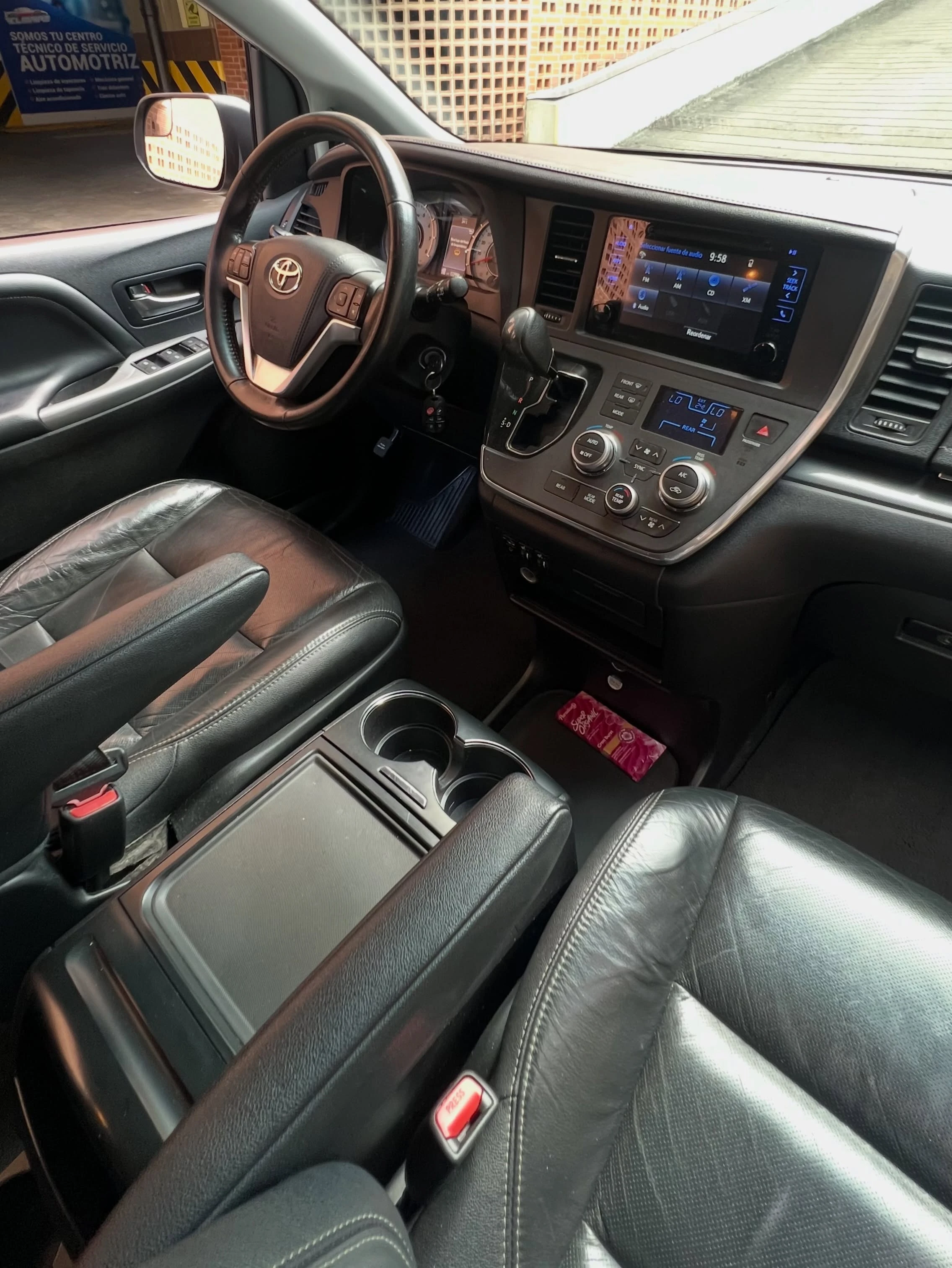 2016 Toyota Sienna SE — photo 11