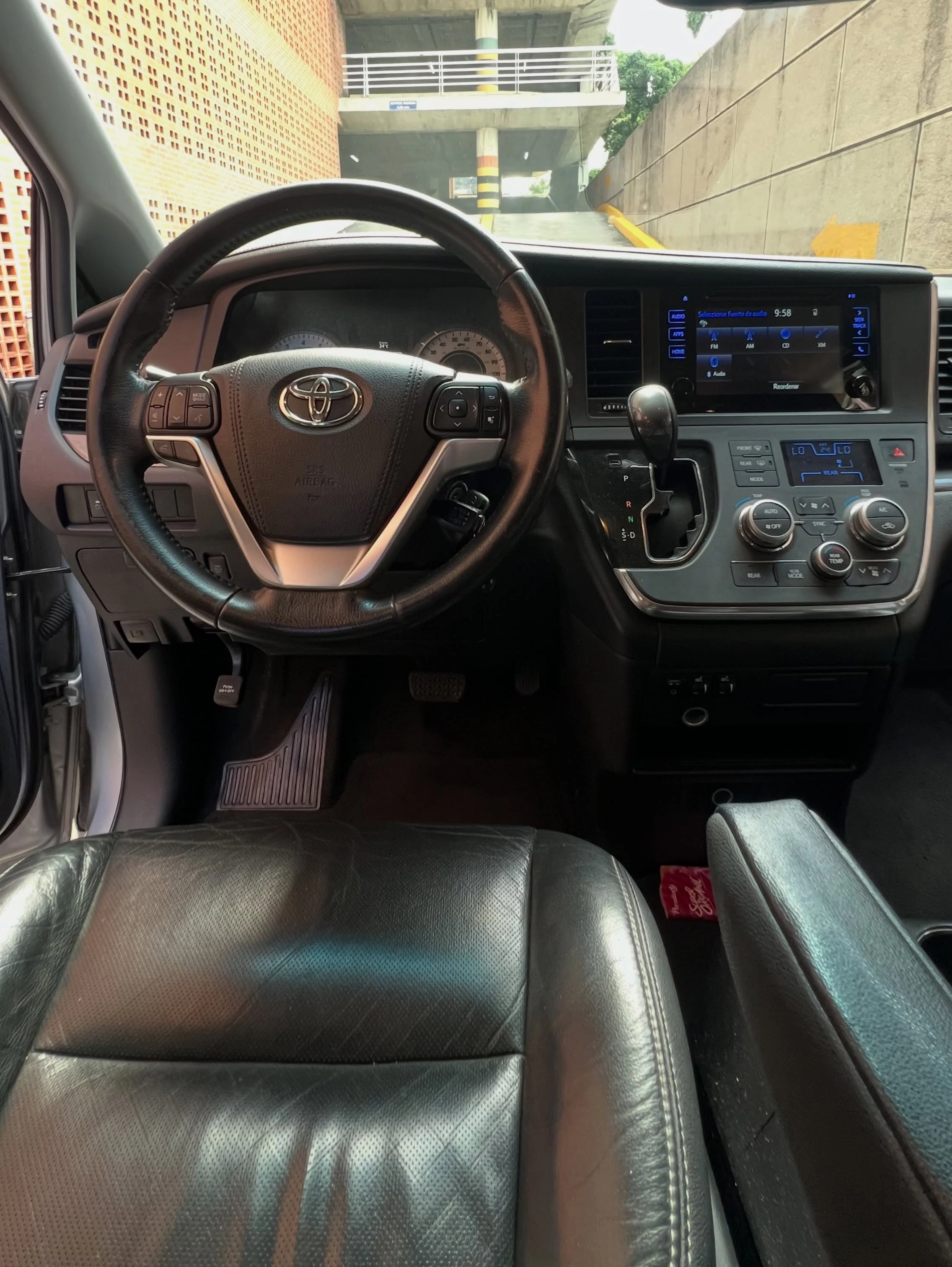 2016 Toyota Sienna SE — photo 14