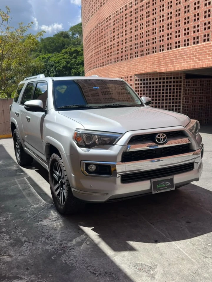 2017 Toyota 4Runner Limited — photo 2