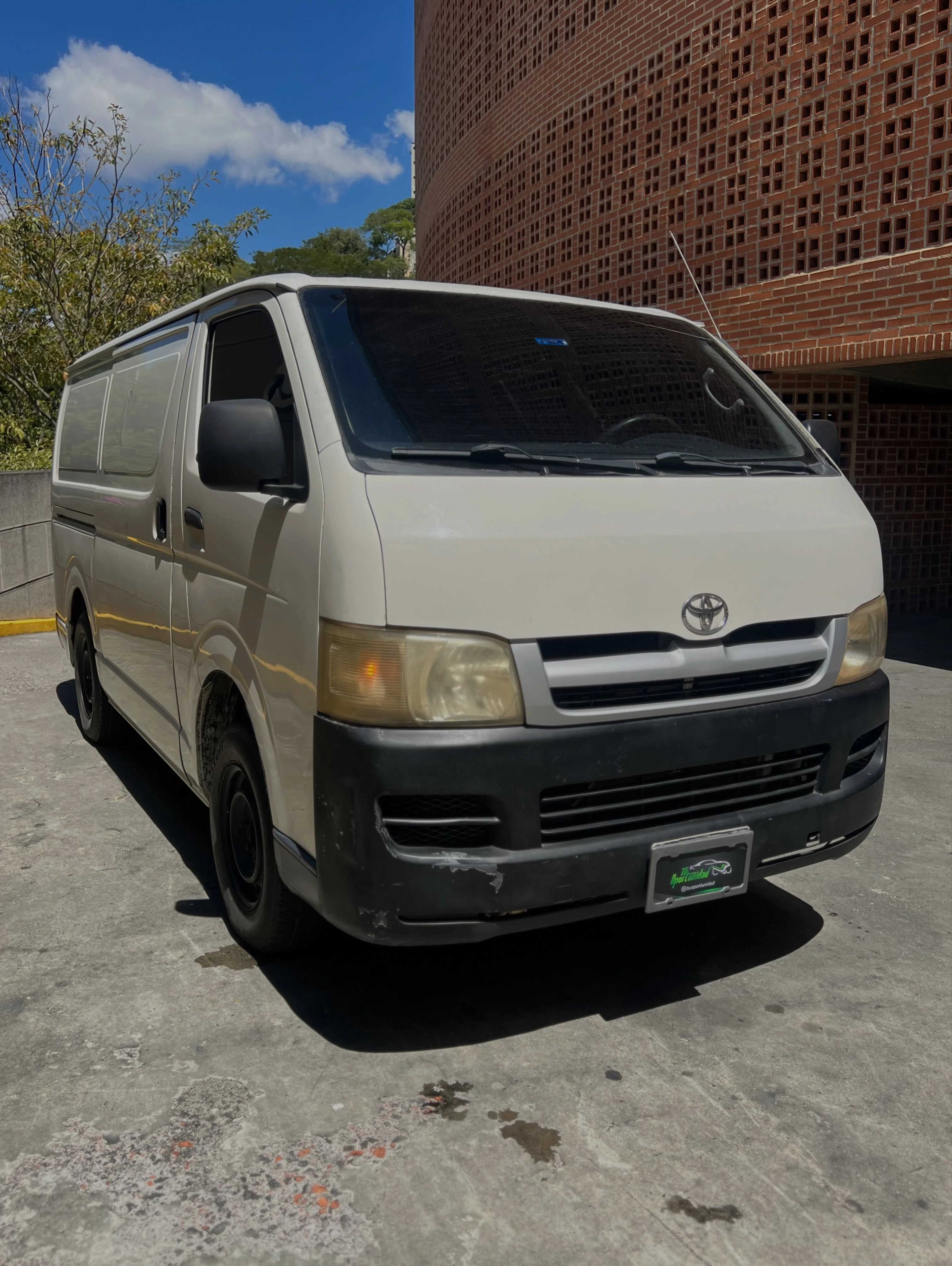 2008 Toyota Hiace — photo 2