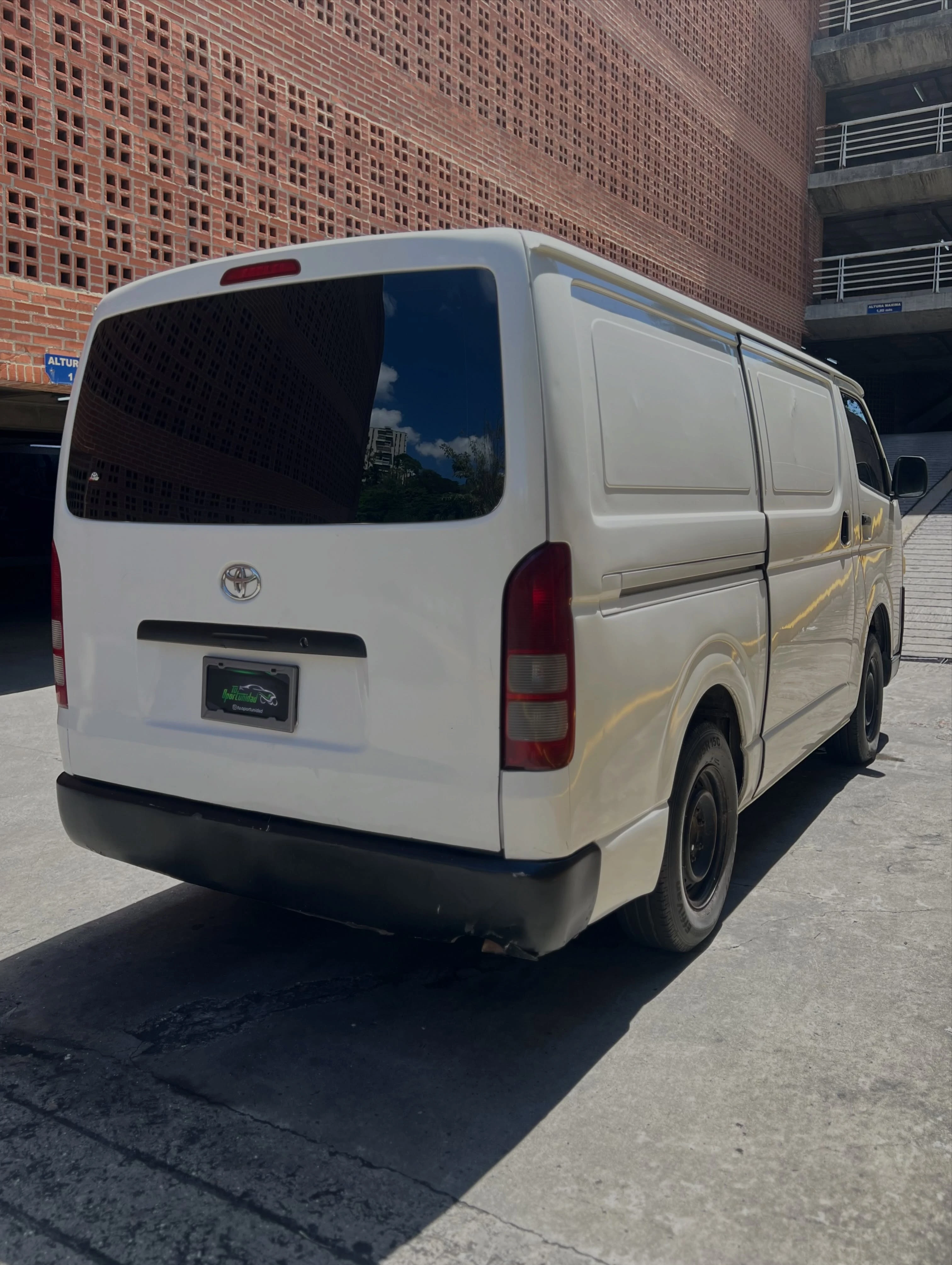 2008 Toyota Hiace — photo 3