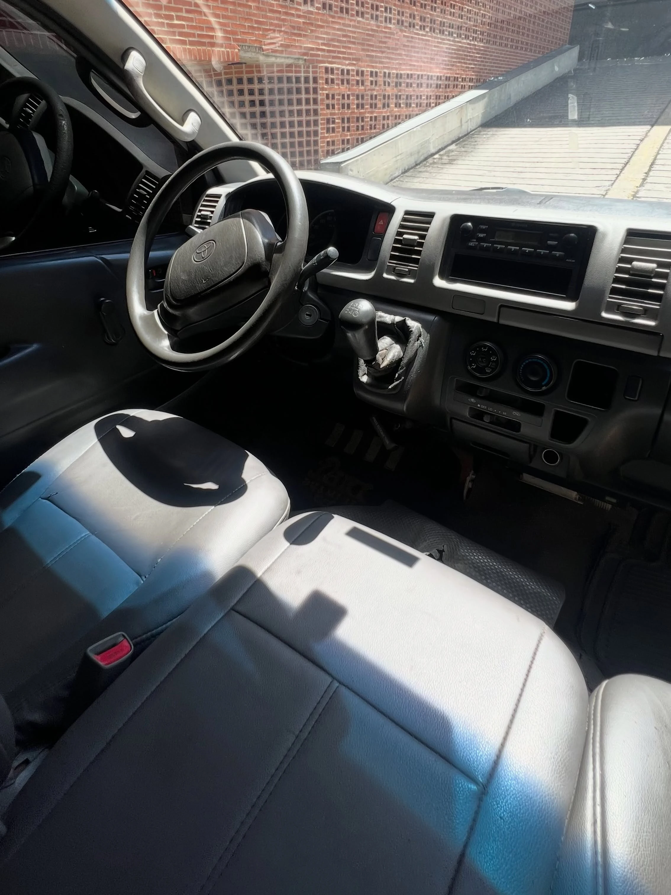 2008 Toyota Hiace — photo 9