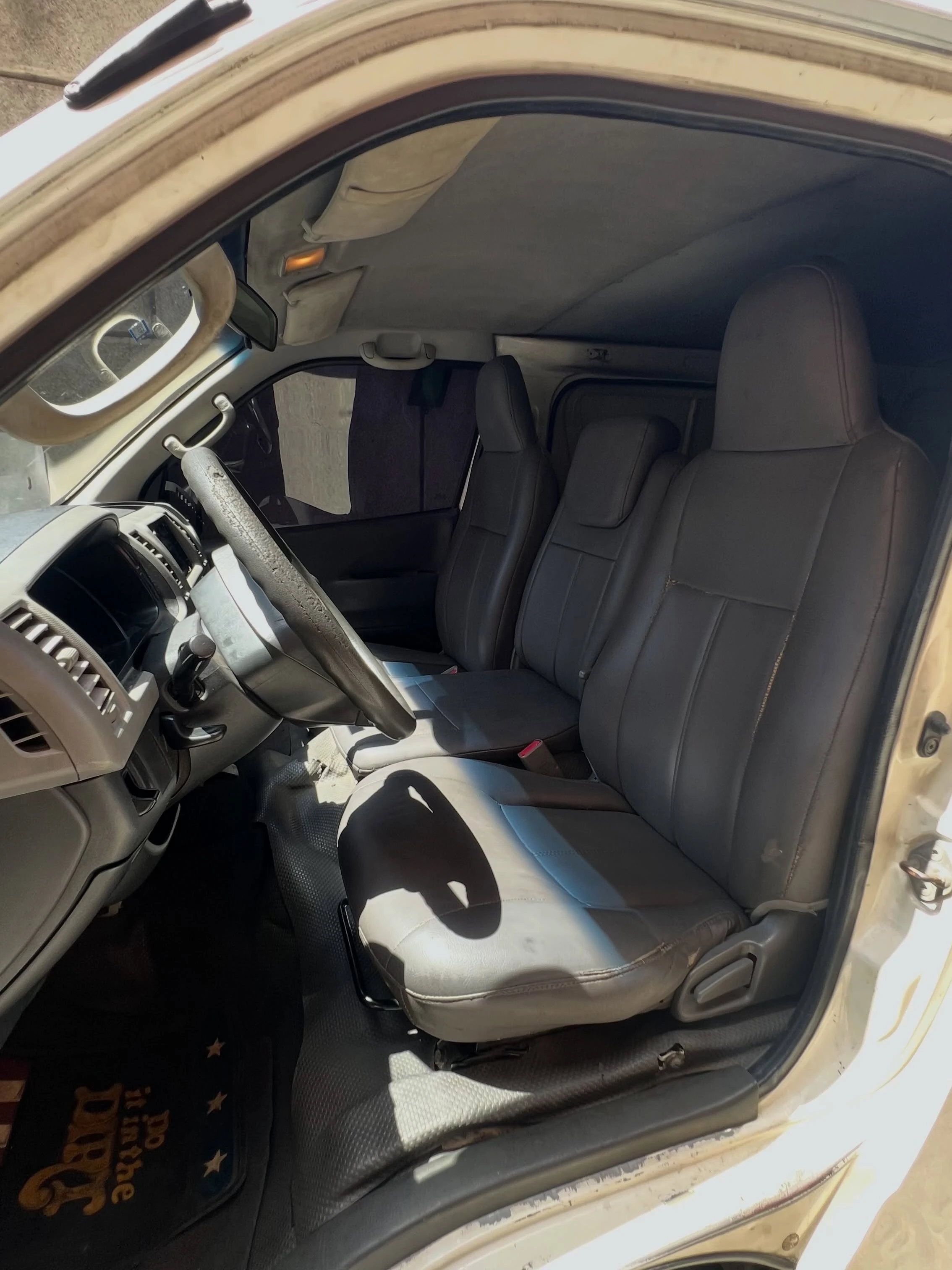 2008 Toyota Hiace — photo 13