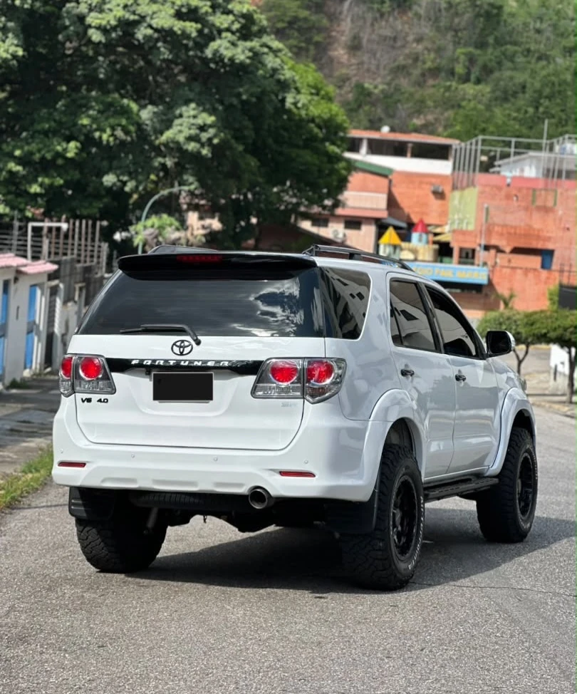 2015 Toyota Fortuner — photo 2