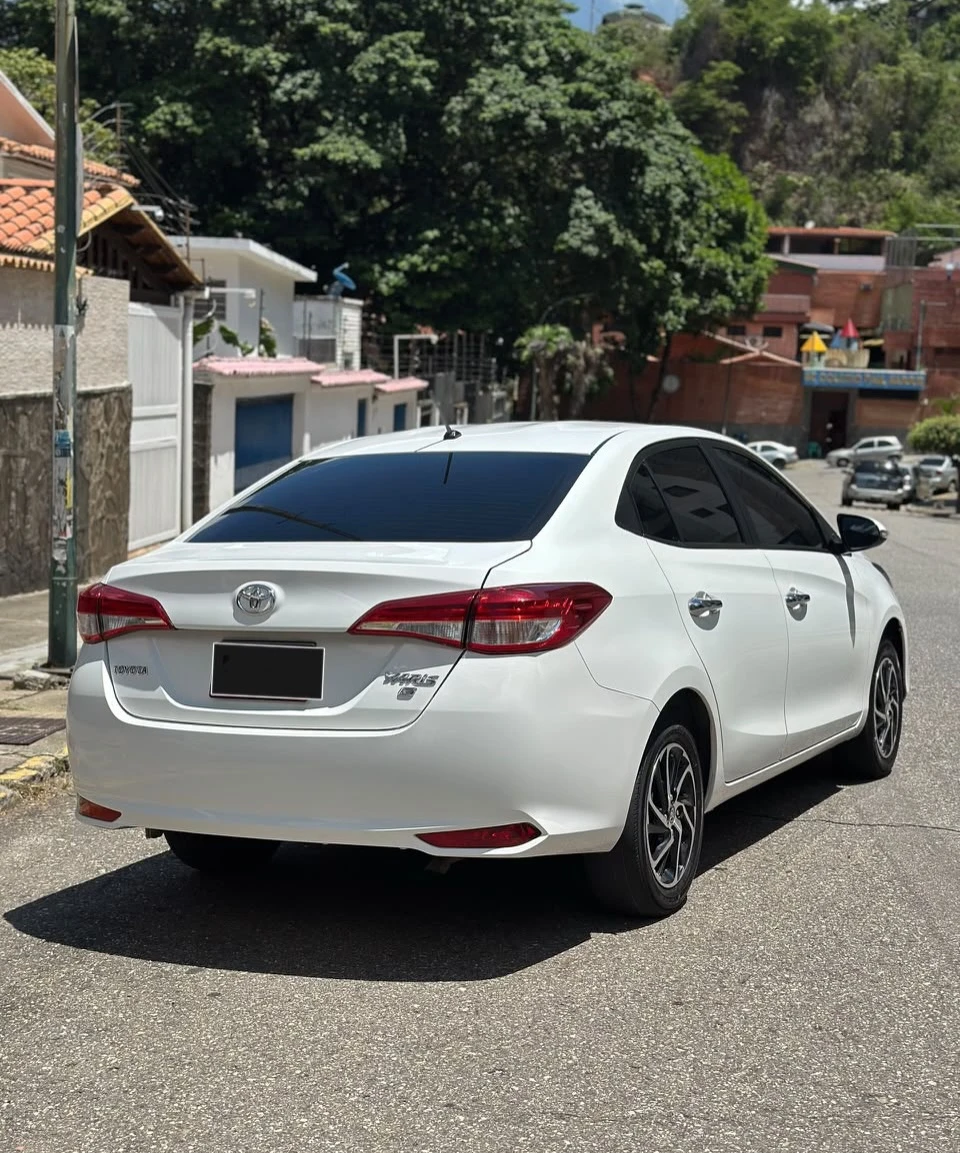 2022 Toyota Yaris G — photo 2
