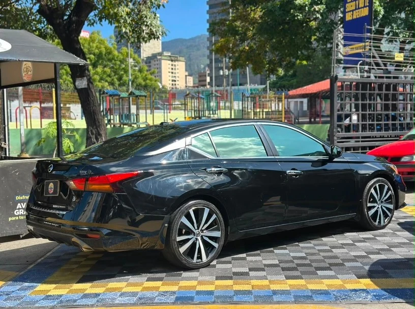 2022 Nissan Altima SR — photo 4