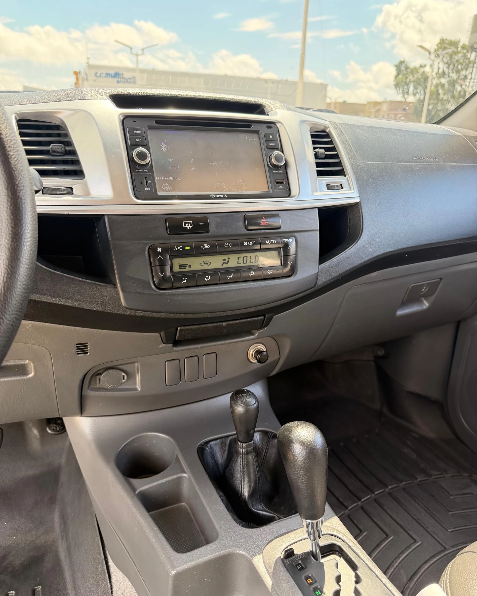 2017 Toyota Hilux — photo 11