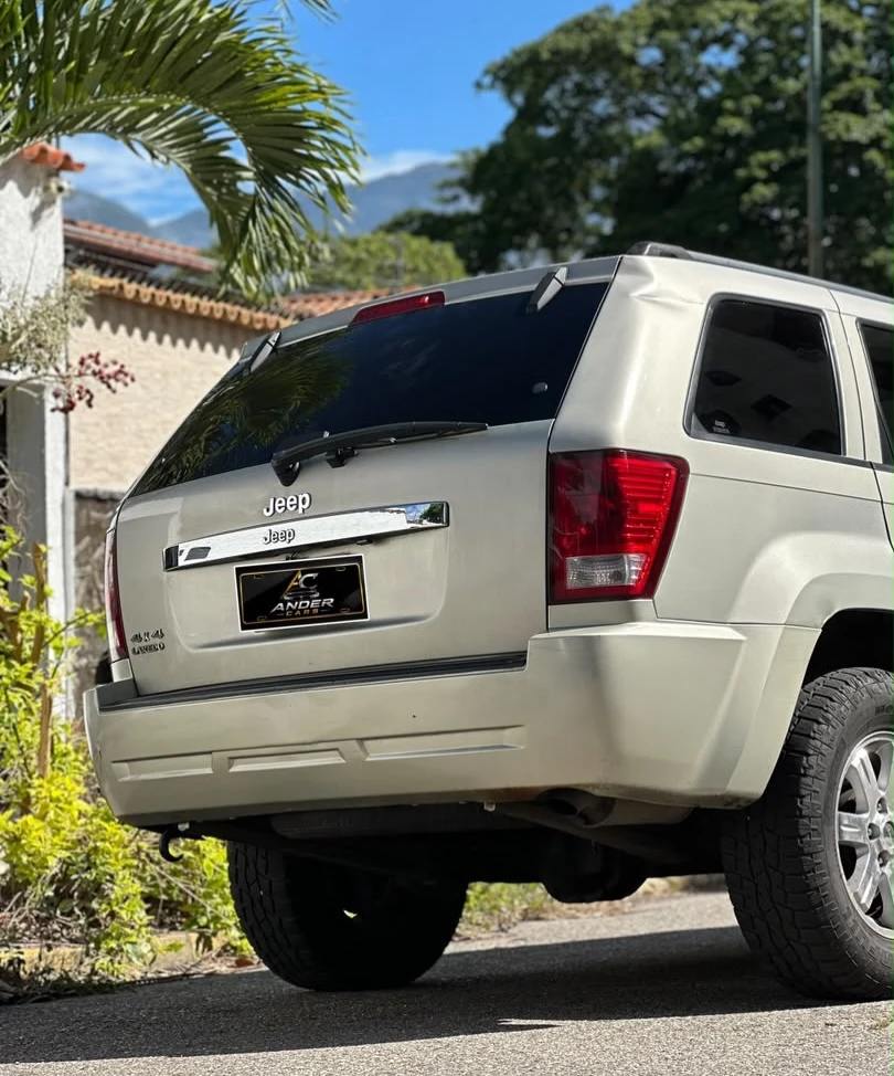 2009 Jeep Grand Cherokee Laredo — photo 3