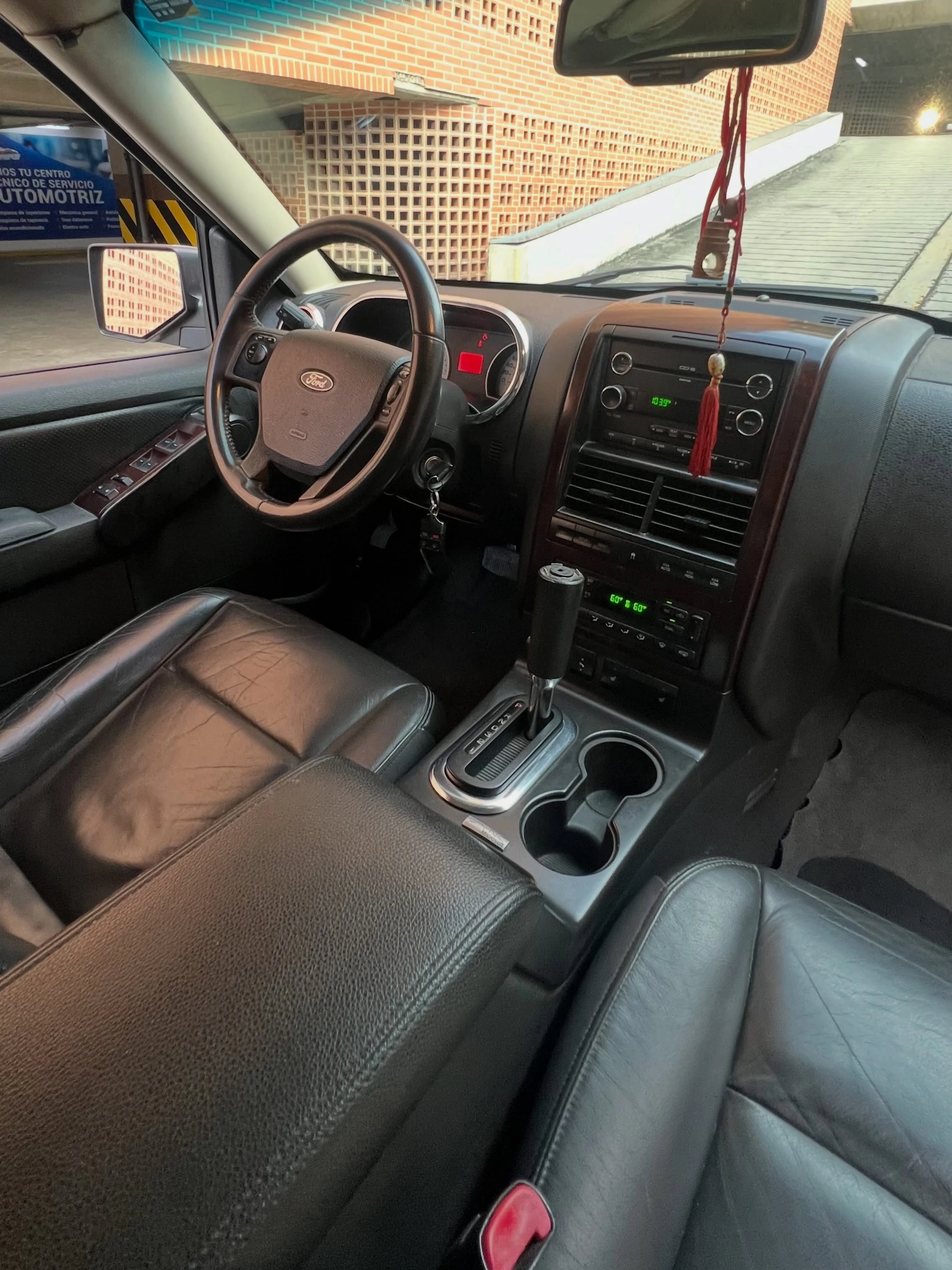 2010 Ford Explorer Limited — photo 11